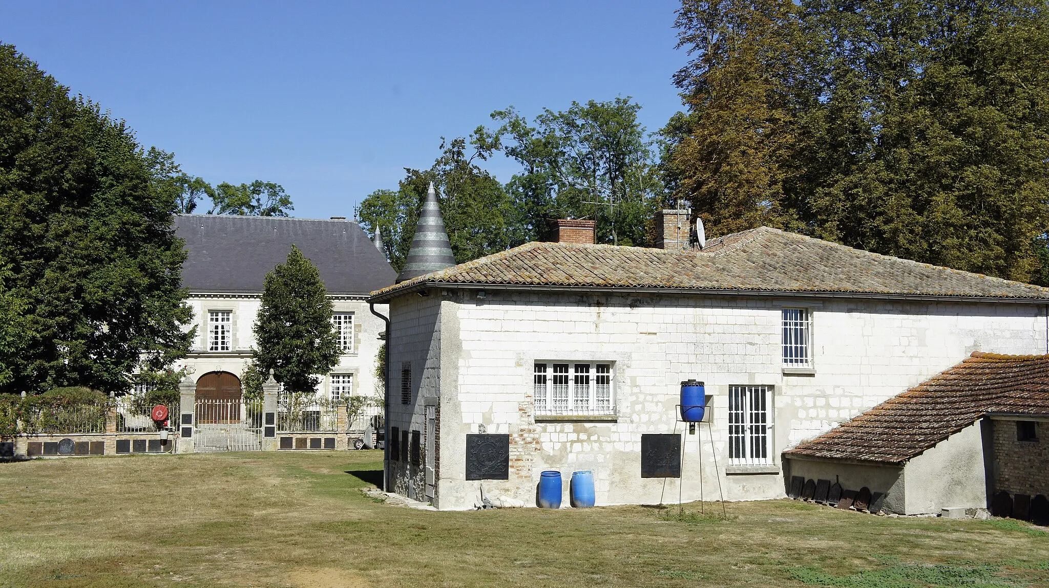 Photo showing: Bâtiment principal du château.
