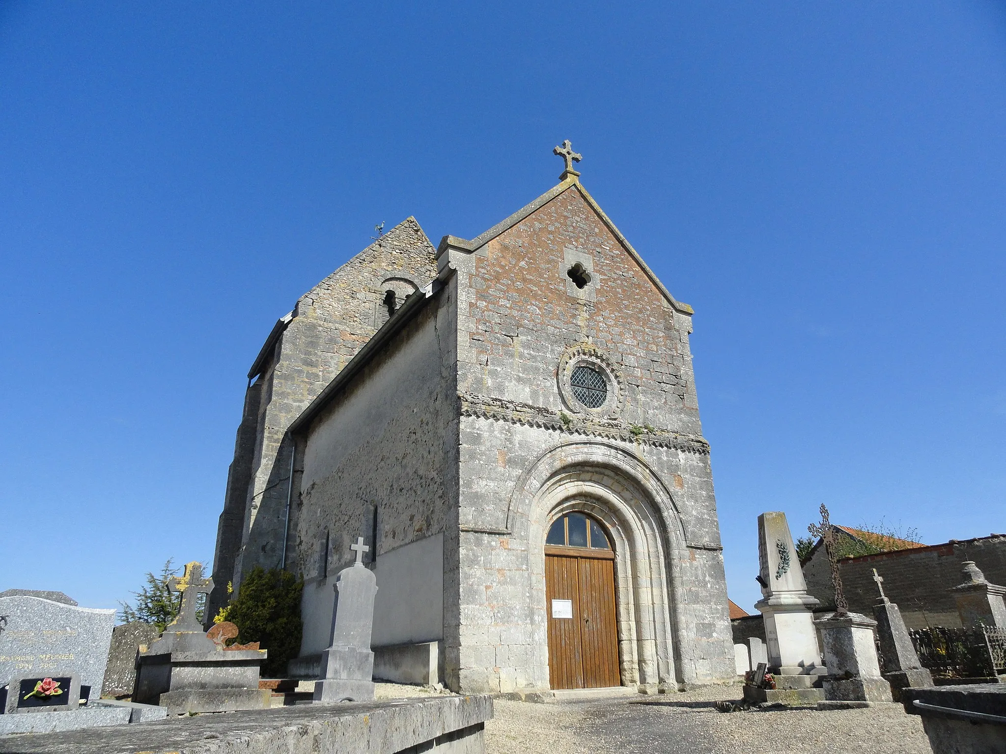 Photo showing: Façade (portail roman) de l'église Notre-Dame de Rouffy, entourée par son cimetière.
