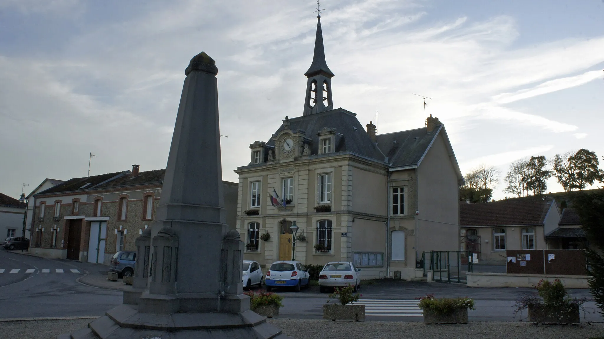 Photo showing: La mairie et le monument aux morts au village de Nogent-l'Abesse.