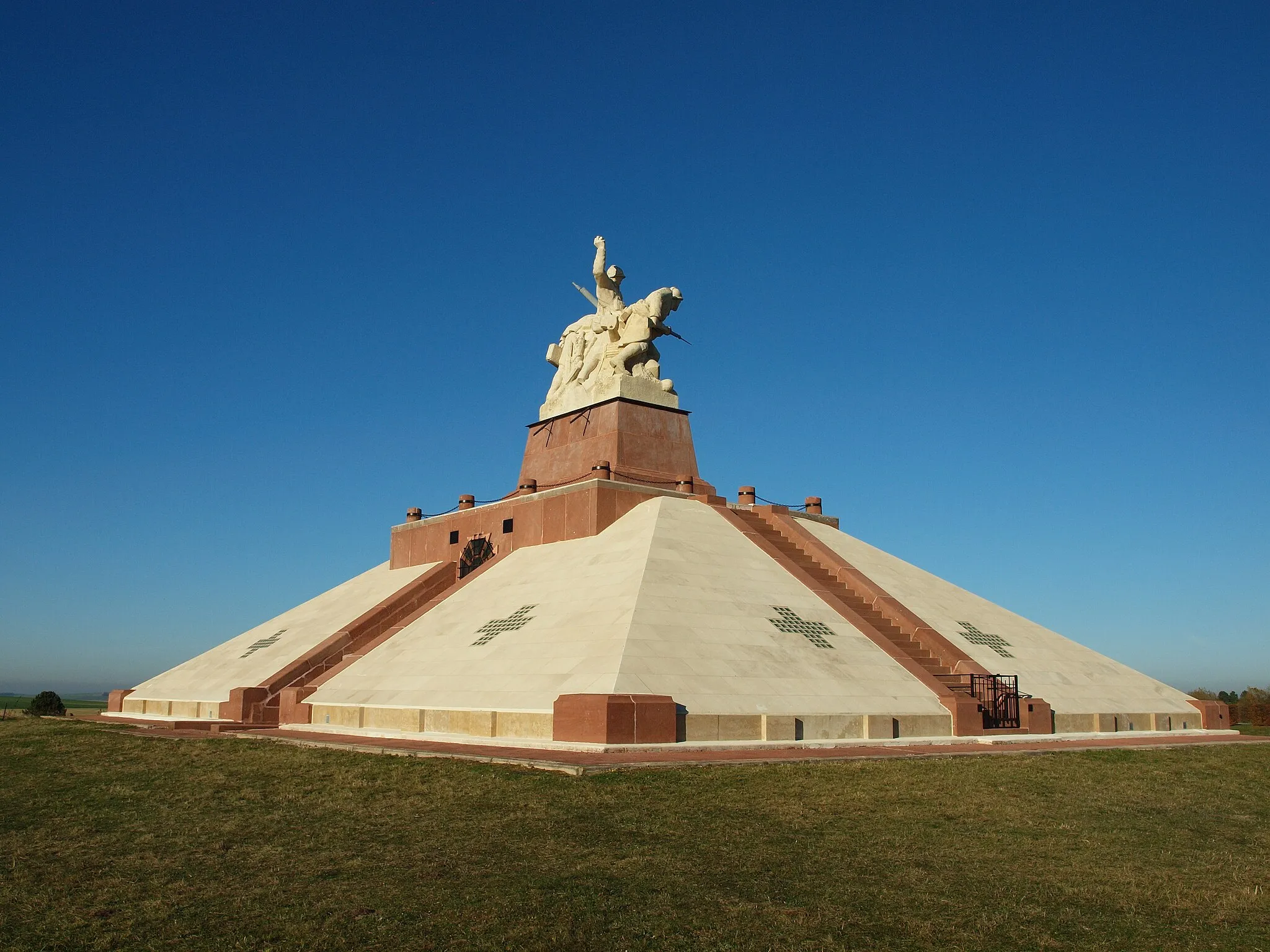 Photo showing: Monument aux morts des Armées de Champagne ; Ferme de Navarin (Marne, France)