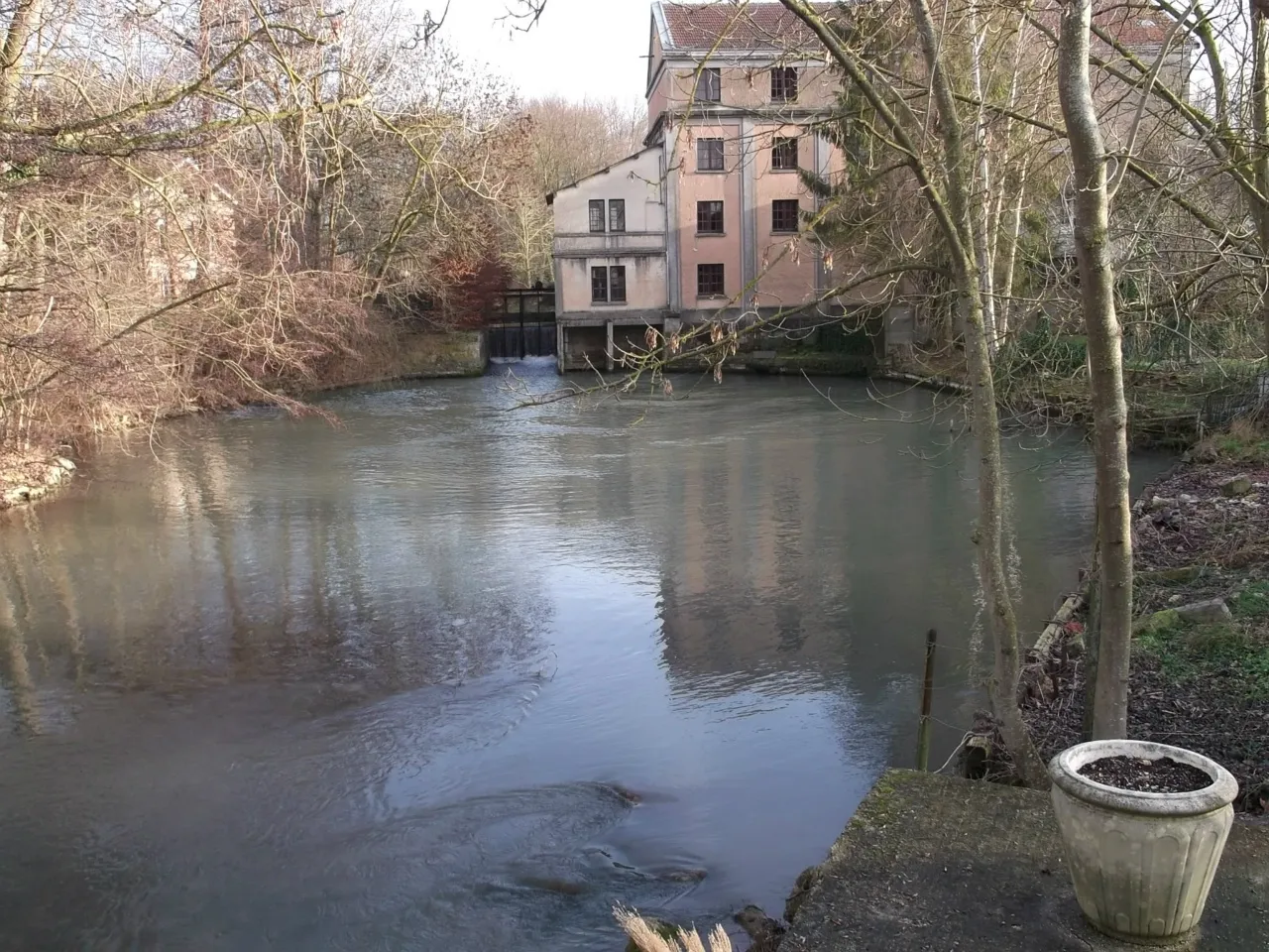 Photo showing: Photographie du moulin d'Heutrégiville prise depuis le pont surplombant la Suippe.