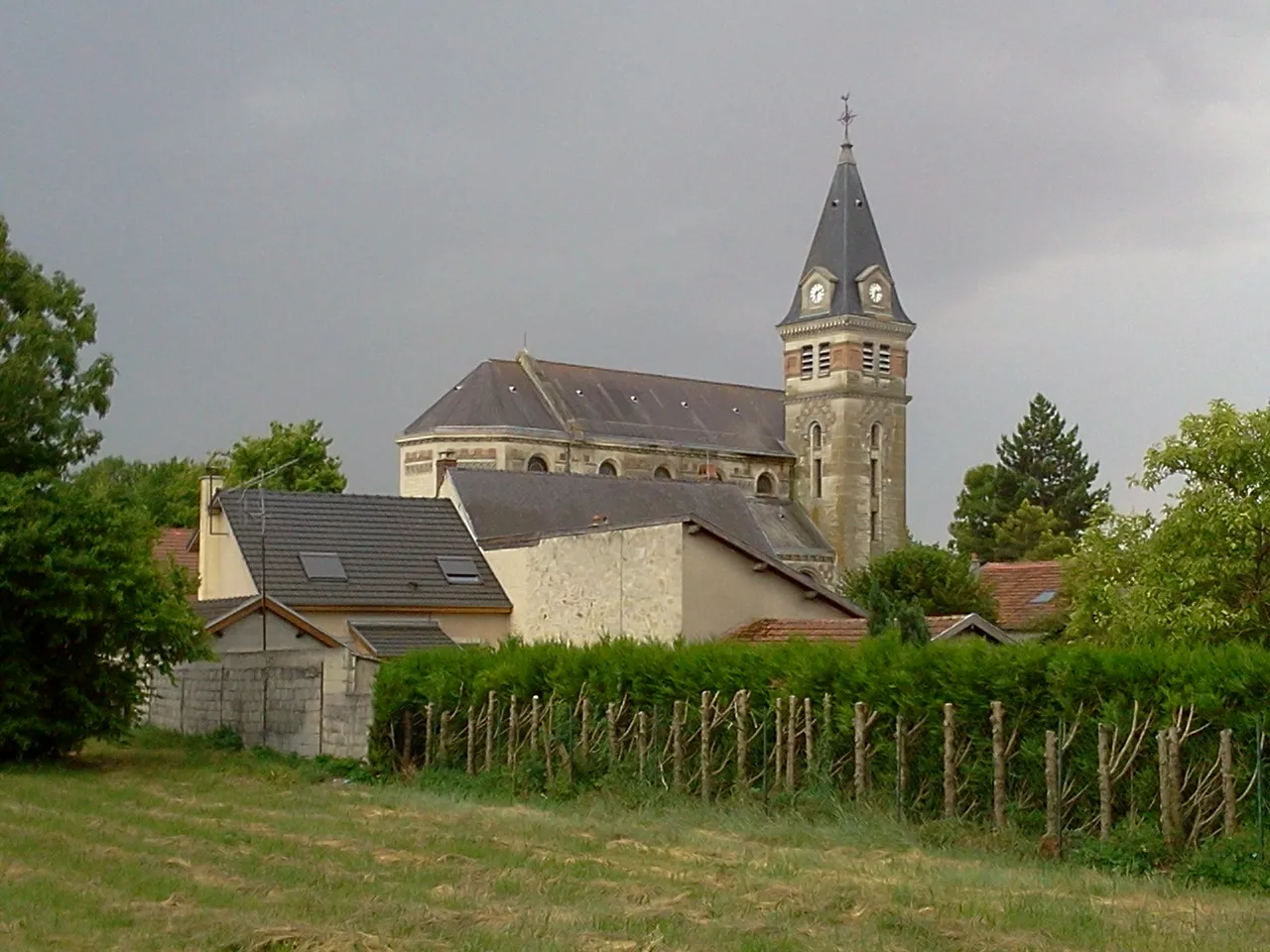 Photo showing: Vue de l'église Sainte Marie-Madeleine d'Heutrégiville depuis le cimetière.