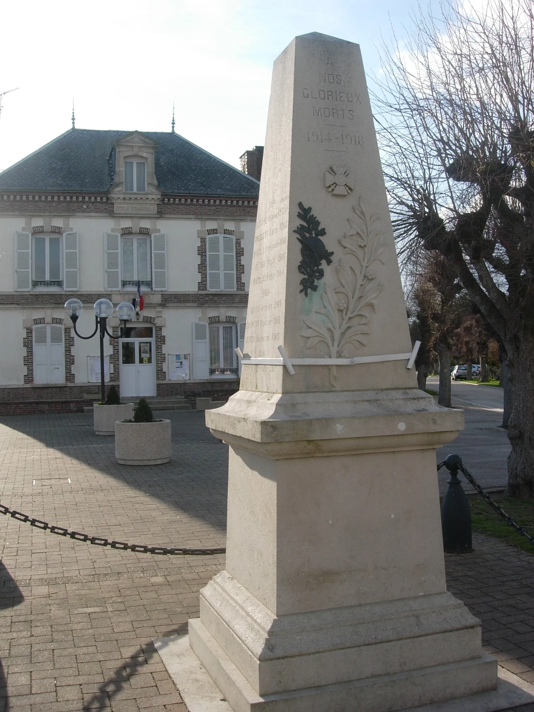 Photo showing: Monument aux morts et mairie d'Ossey-les-Trois-Maisons (Aube)