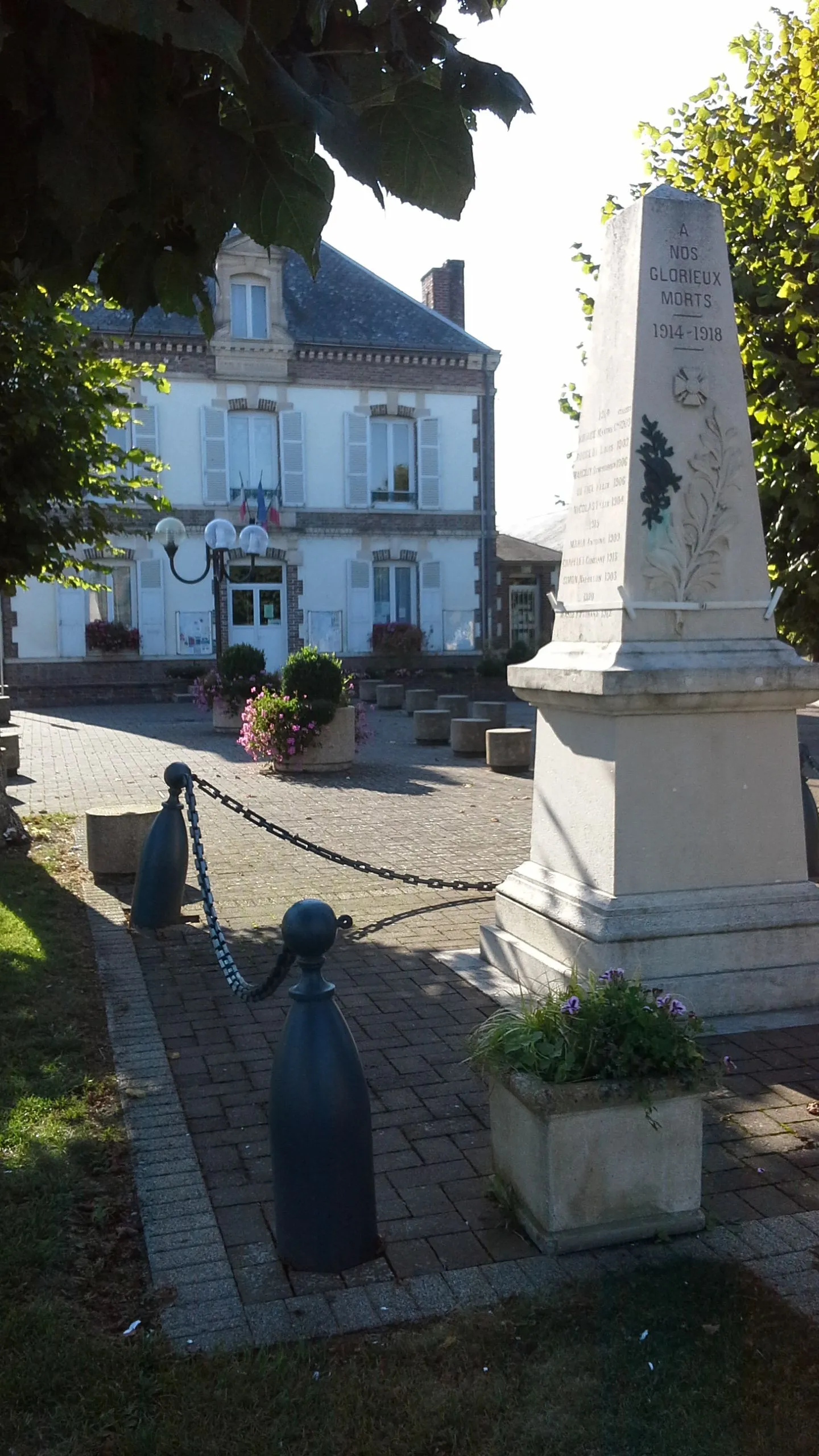 Photo showing: La mairie et le monument aux morts