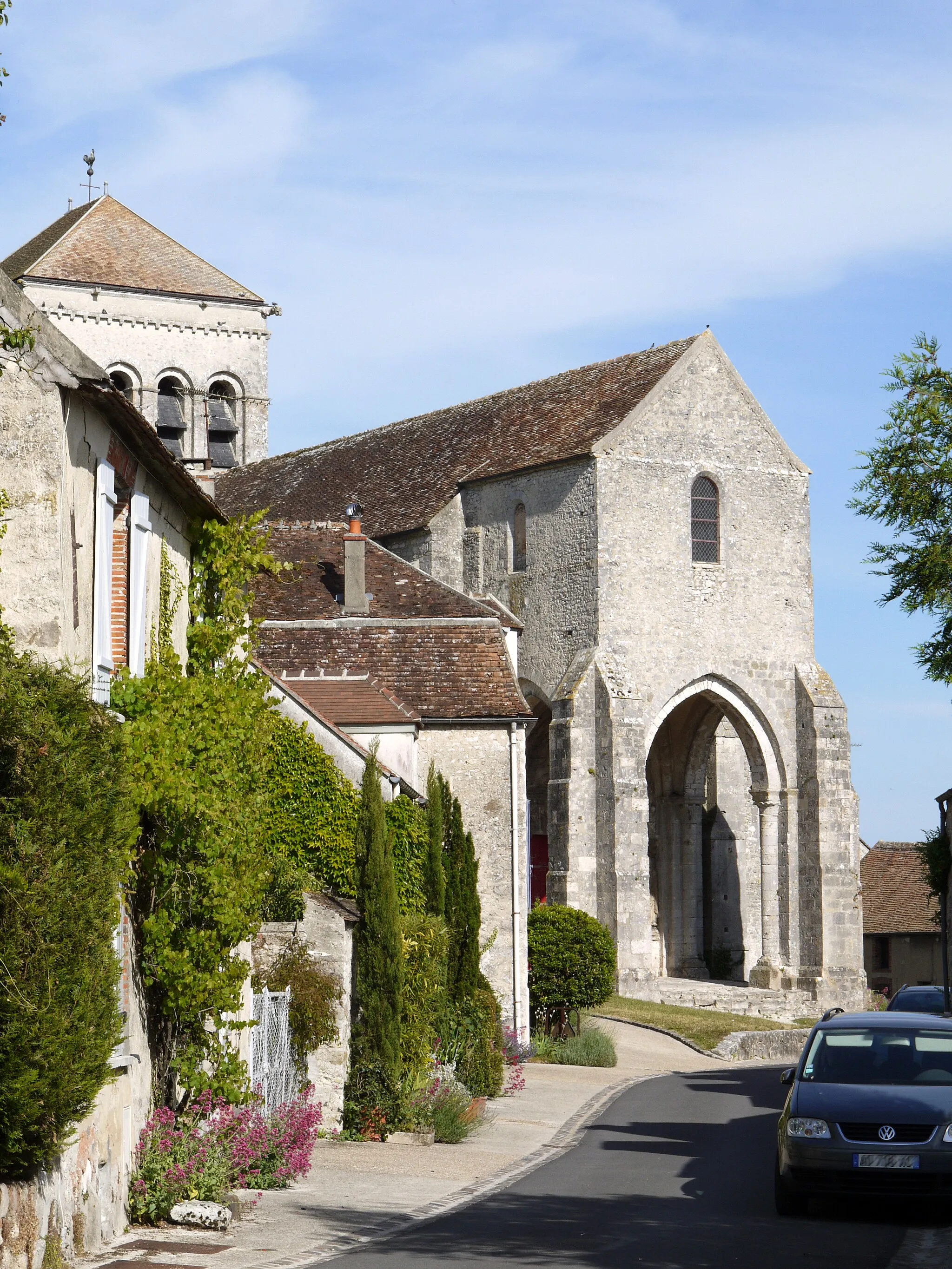 Photo showing: Church of Saint Loup de Naud, Seine et Marne, France, église de style partiellement roman du XI et XIIème siècle