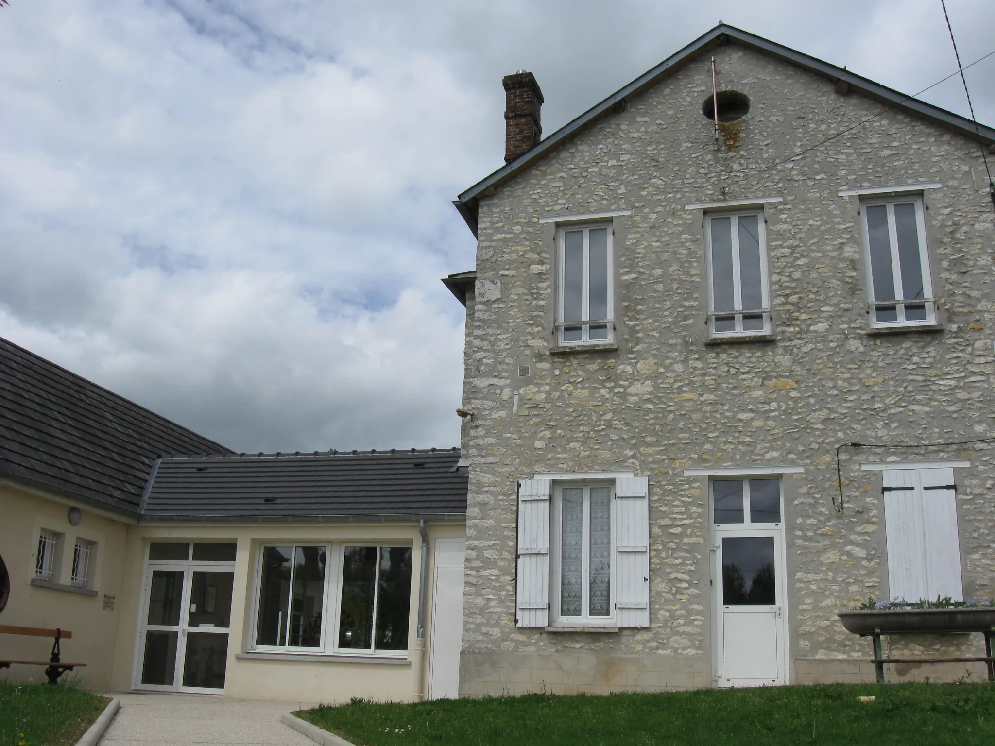 Photo showing: Mairie de  Saint-Loup-de-Naud située à Courton-le-Bas. (département de la Seine et Marne, région Île-de-France).