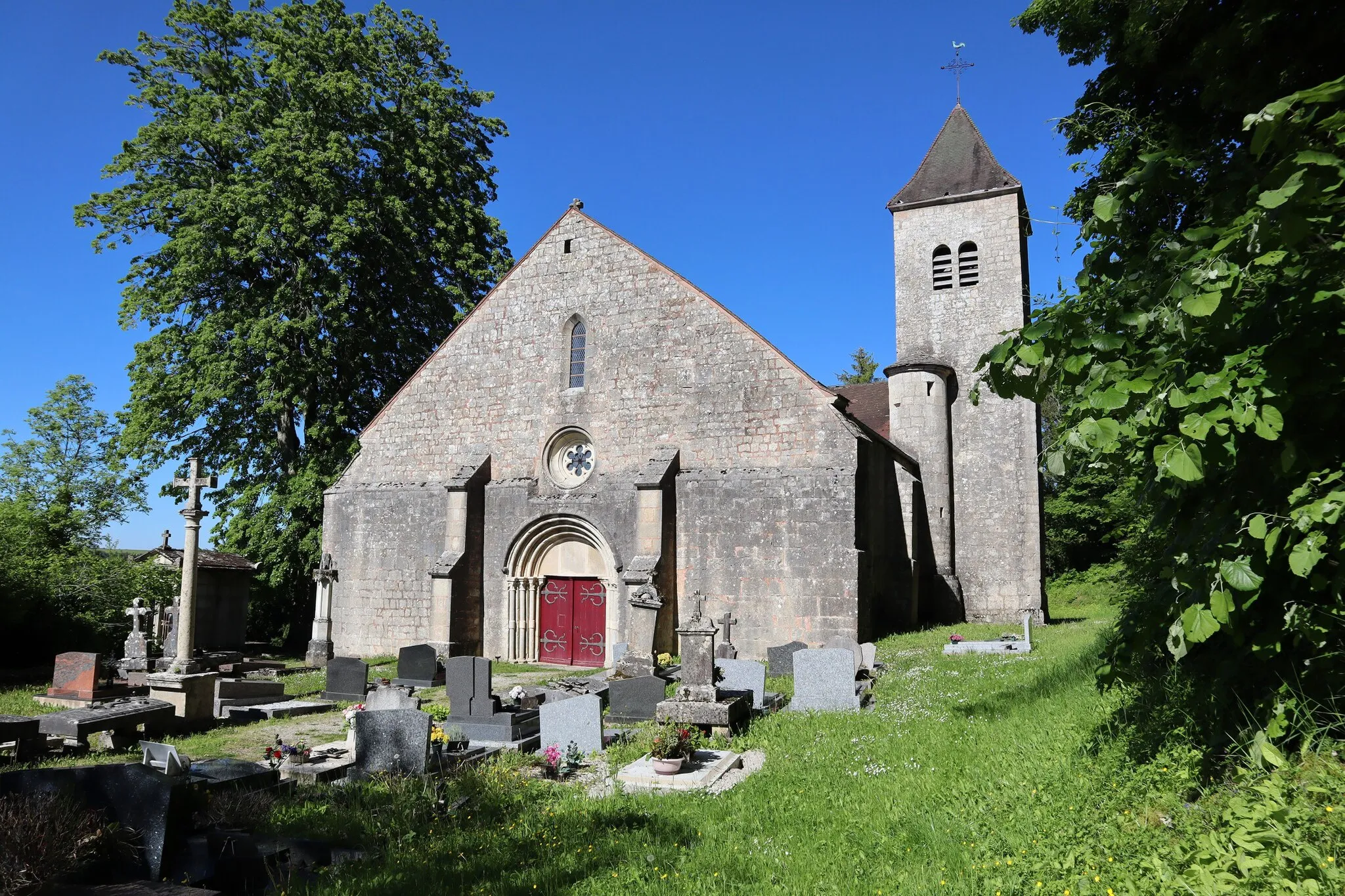 Photo showing: Extérieur de l'église Notre-Dame-de-la-Nativité à Montsaugeon (52).