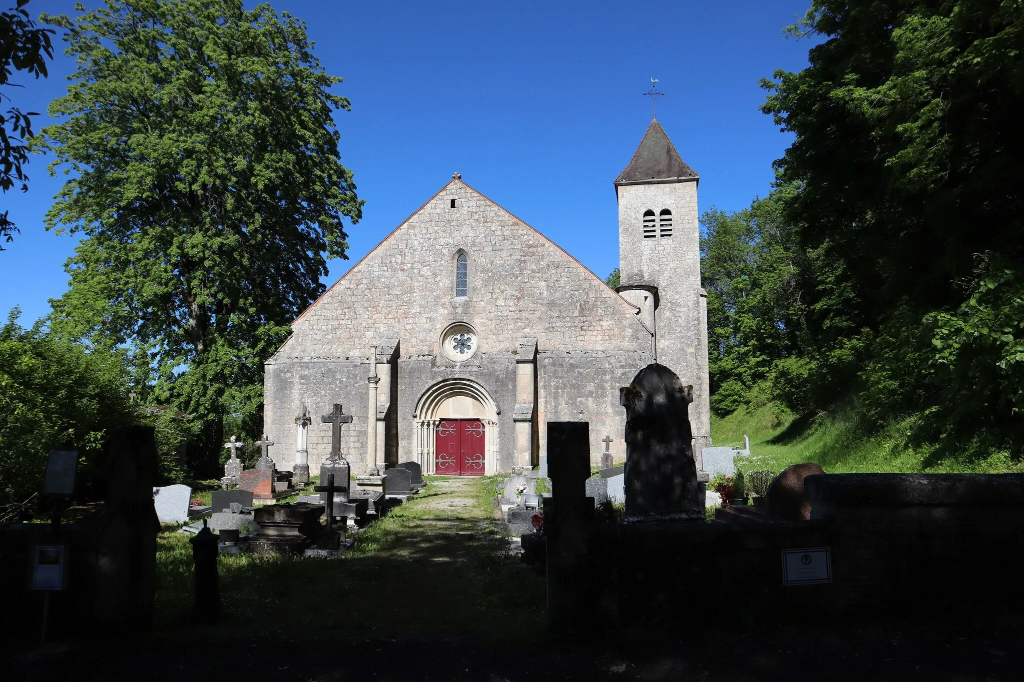 Photo showing: Extérieur de l'église Notre-Dame-de-la-Nativité à Montsaugeon (52).