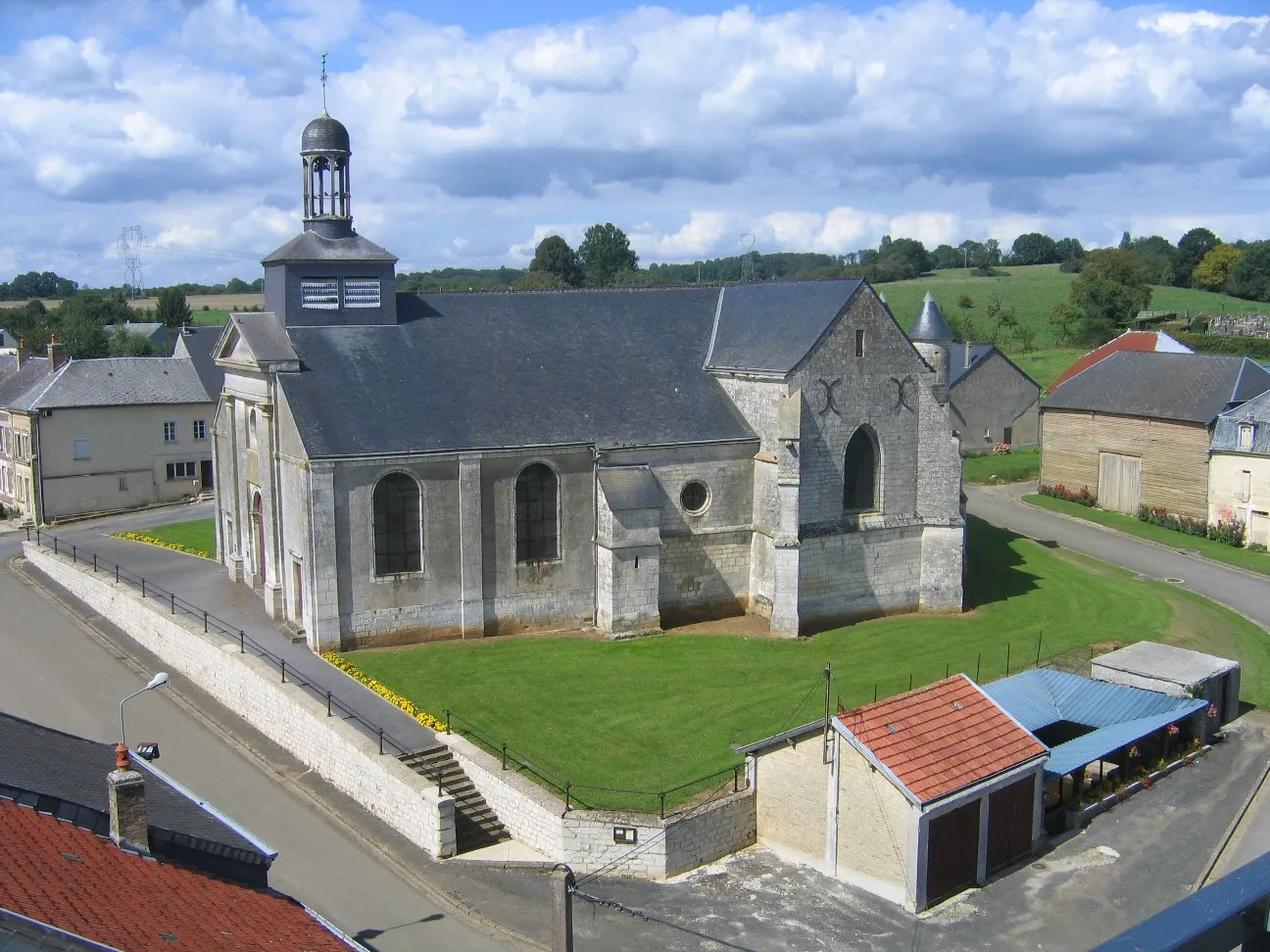 Photo showing: Église de Viel-Saint-Remy (Ardennes, France) vue d'une nacelle EDF