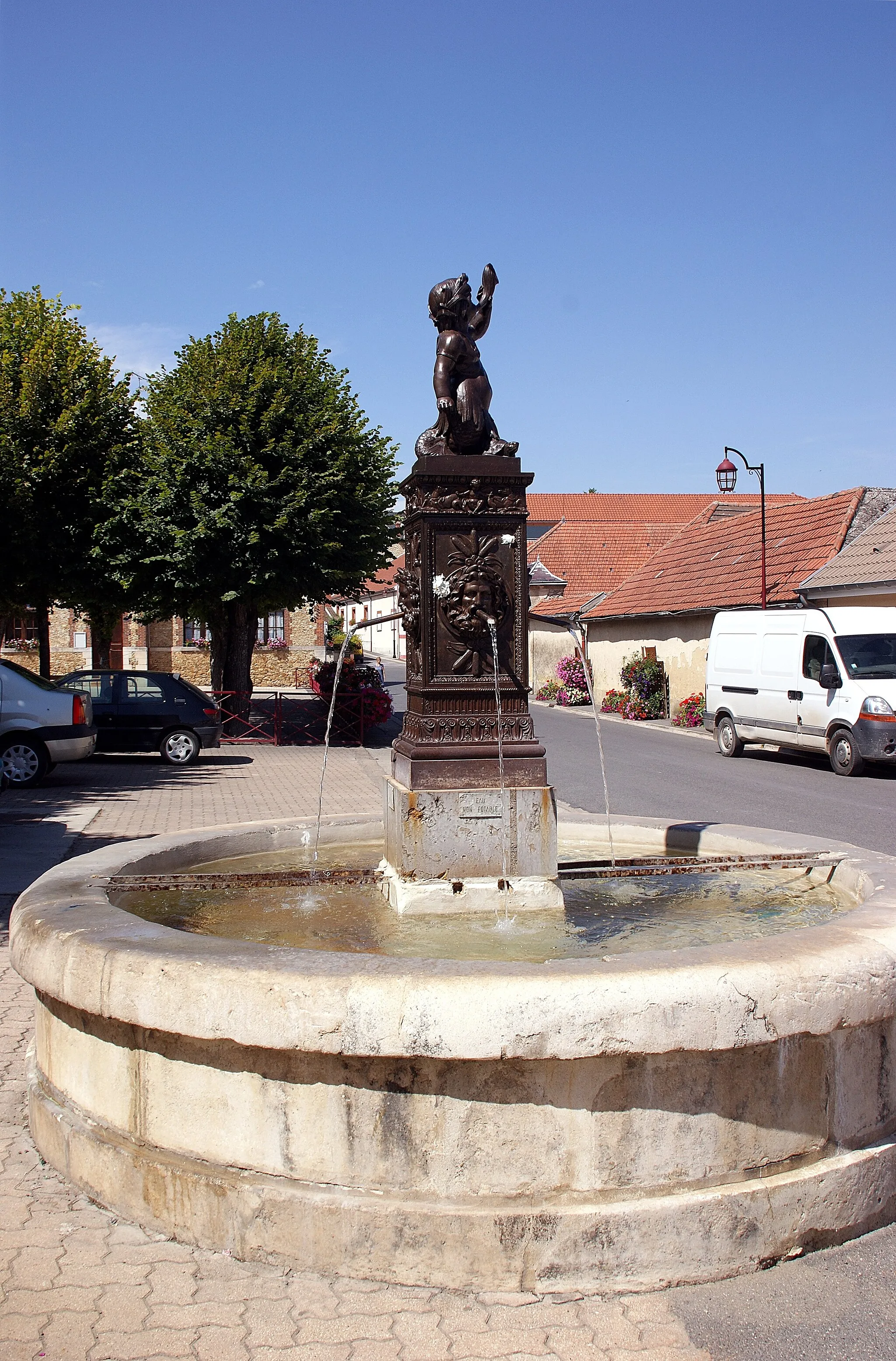 Photo showing: The fountain in front of the town hall