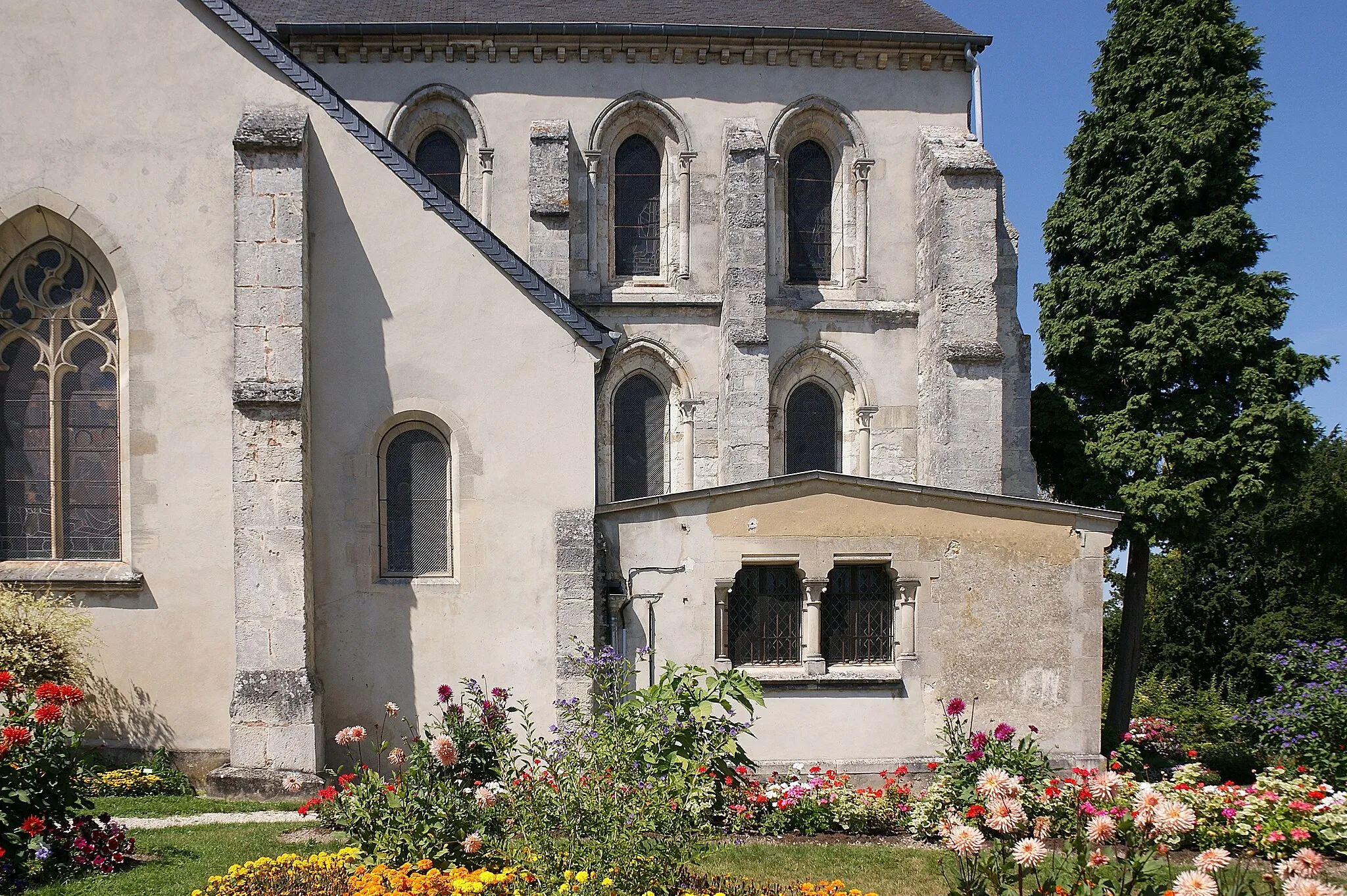 Photo showing: The Saint Laurent church in Oger (France)with its surrounding botanical garden.