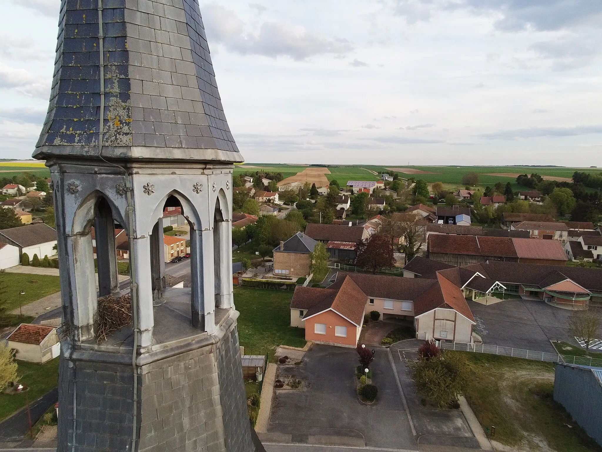 Photo showing: Vue en gros plan au drone du clocher de l'église de Saint-Rémy-sur-Bussy. En arrière plan, le village et notamment l'école et la mairie.