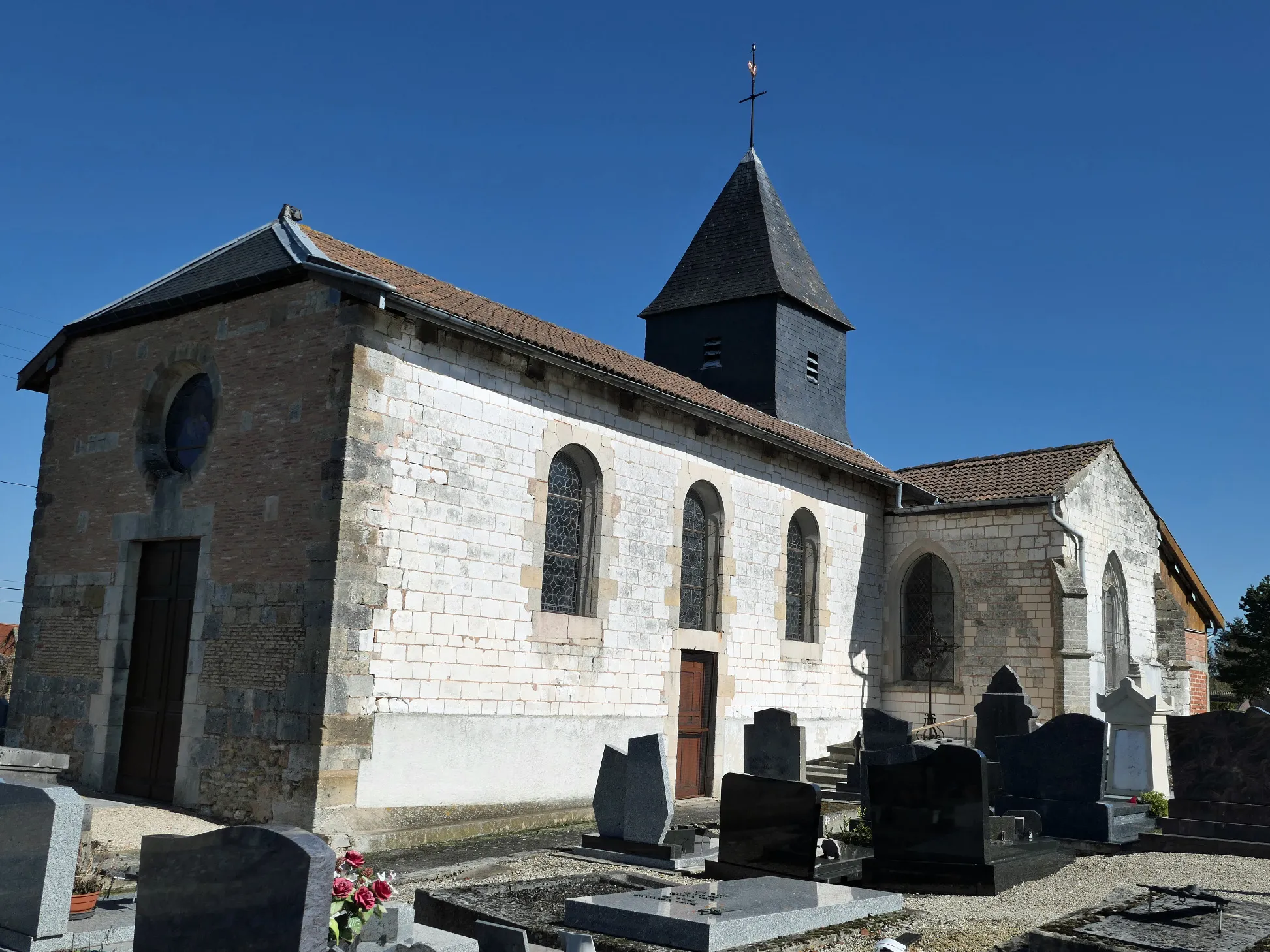 Photo showing: Eglise romane en craie, les fenêtres sont placées en hauteur, entrée par une porte à linteau droit surmontée d'un oculus, clocher pavillonà la croisée du transept