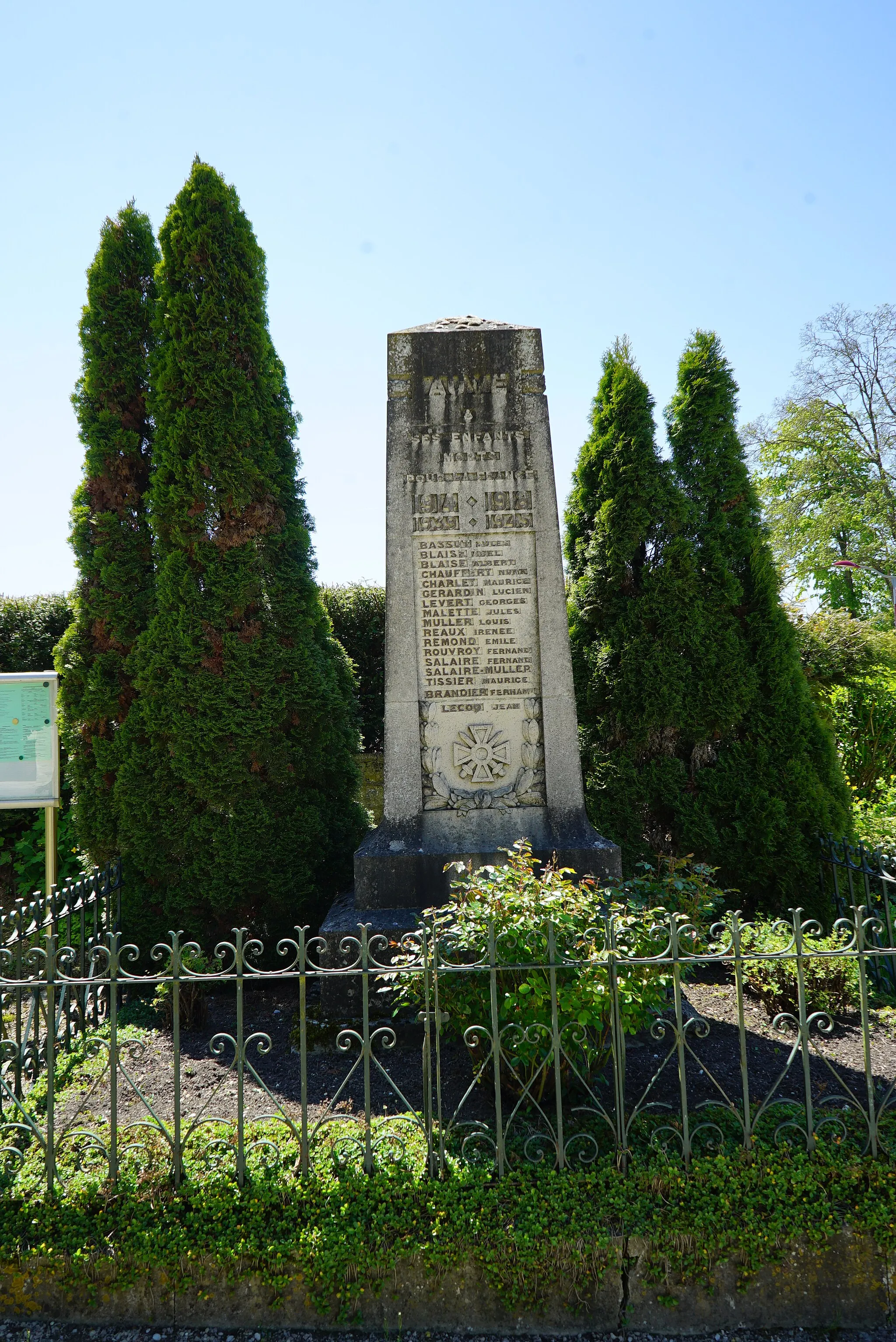 Photo showing: image du monument à côté de l'église.