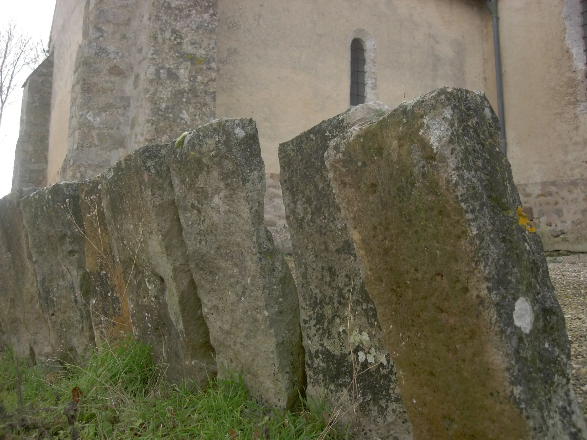 Photo showing: enclos de pierre du cimetière de l'église d'Avant-lès-Marcilly (origine mégalithique)