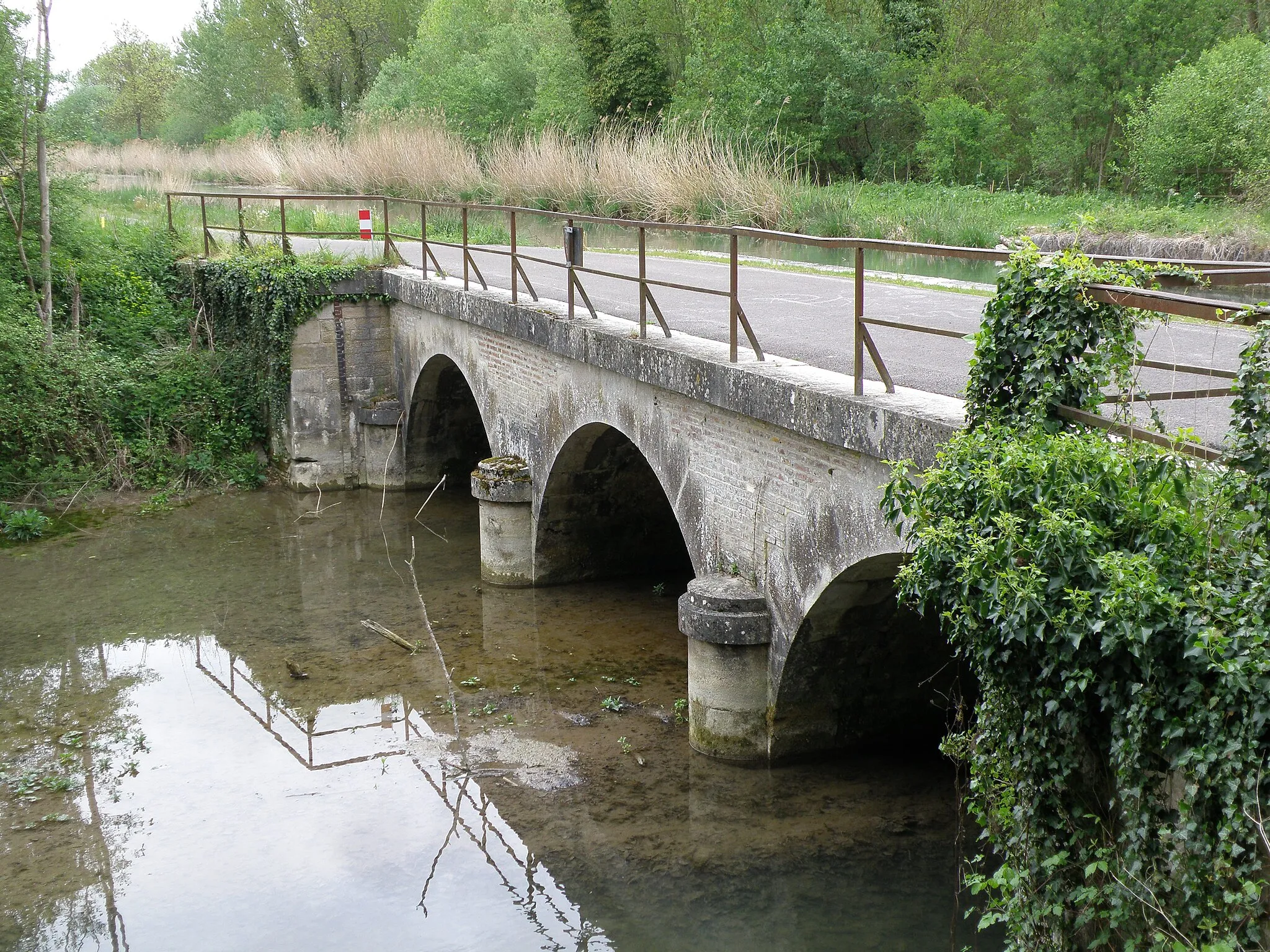 Photo showing: Pont-canal de Beauregard. Franchit la Rivière de Beauregard (dérivation de la Seine). Porte le canal de la Haute-Seine. 10170 Droupt-Sainte-Marie