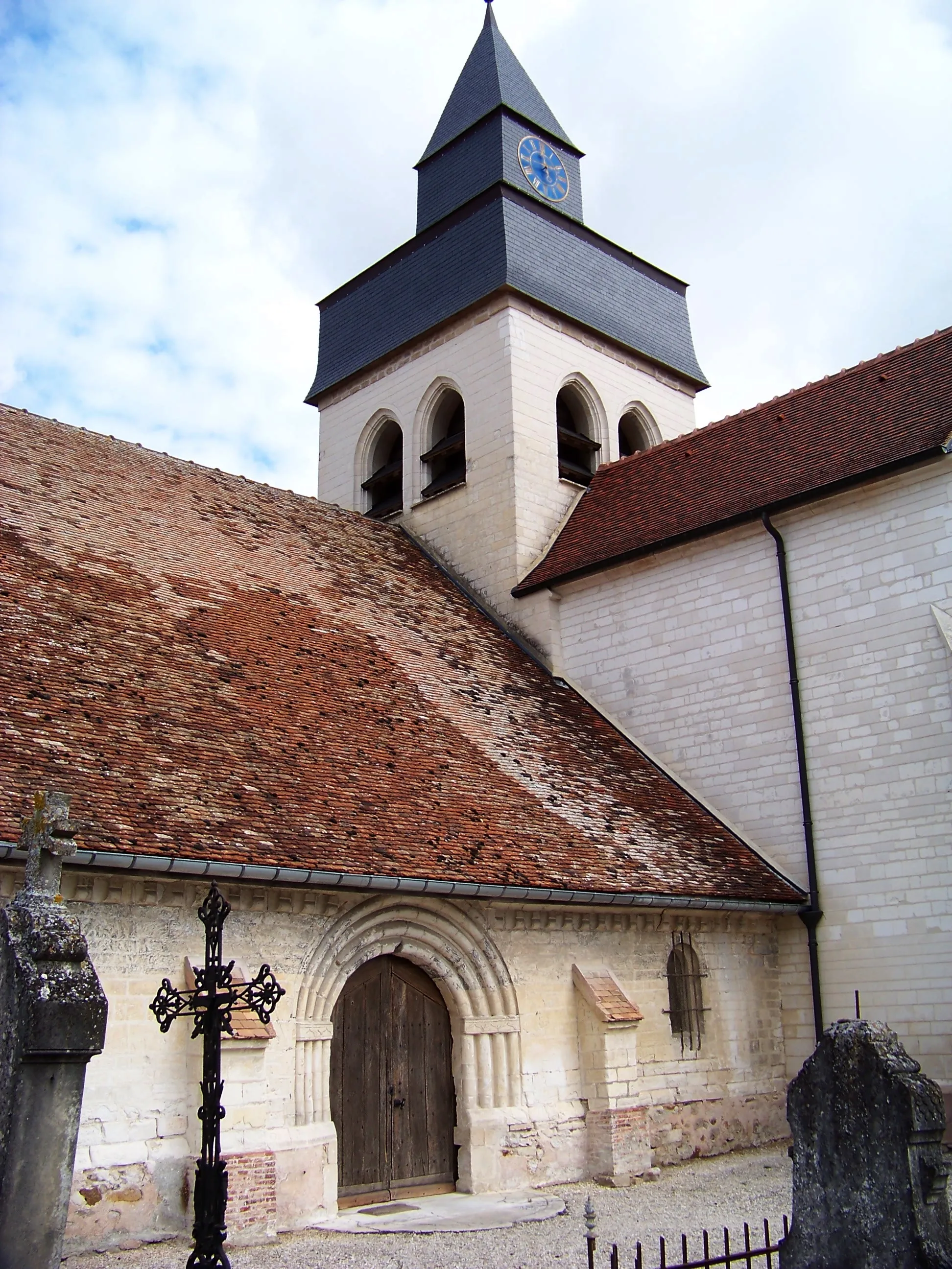Photo showing: Église Saint-Léonard-et-Saint-Basle, portail méridional et clocher