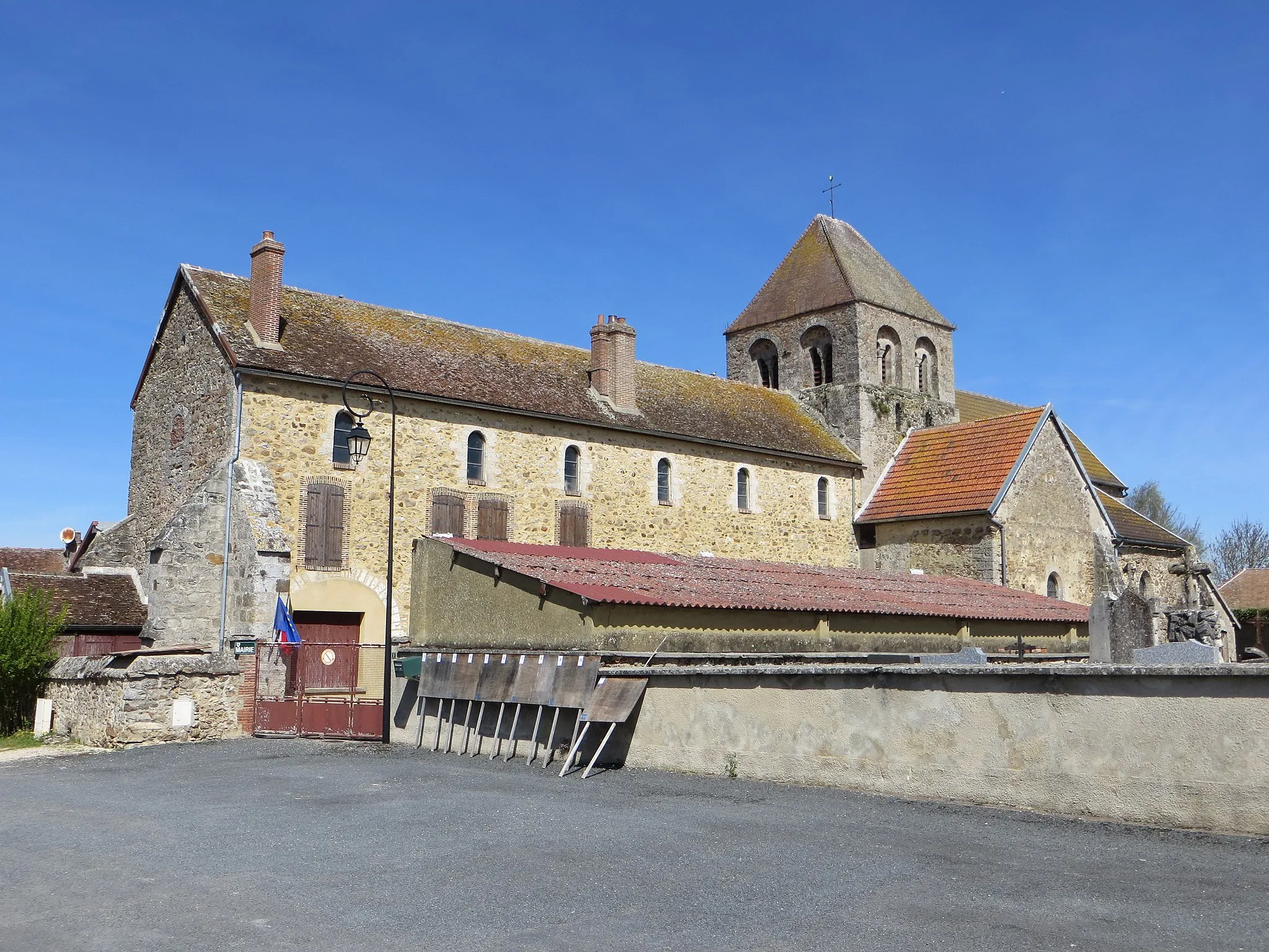 Photo showing: Église Saint-Didier et mairie. Celle-ci occupe l'ancienne nef de l'église.