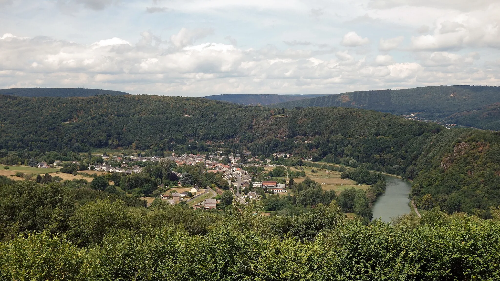 Photo showing: Joigny sur Meuse. Vue donnant sur le village de Joigny-sur-Meuse et sur un des méandres de la Meuse