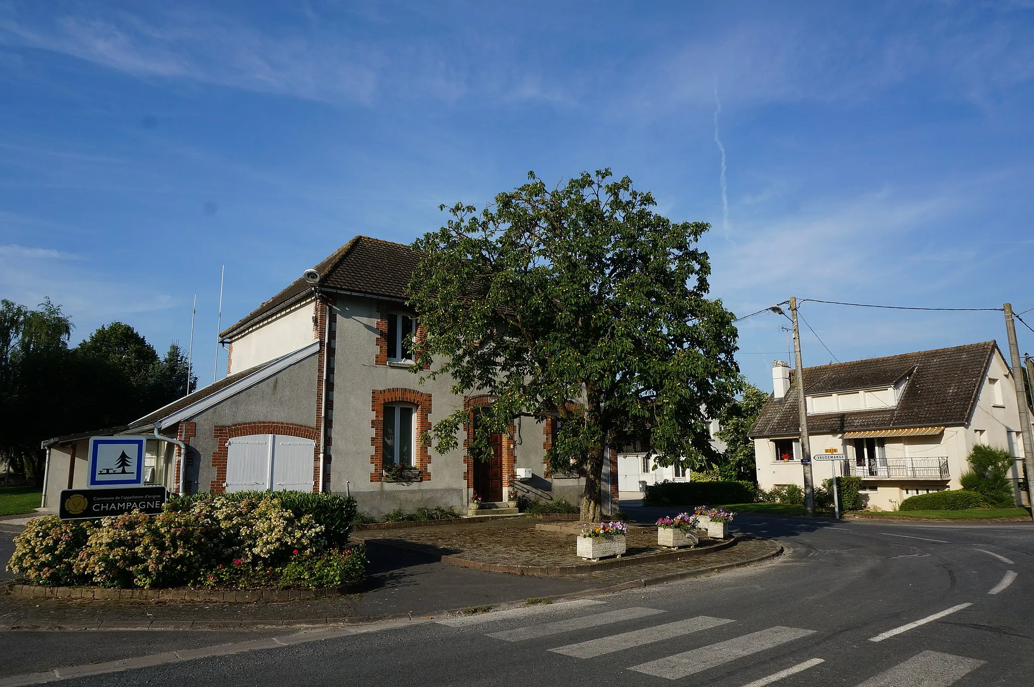 Photo showing: vue à  Billy : la Mairie.