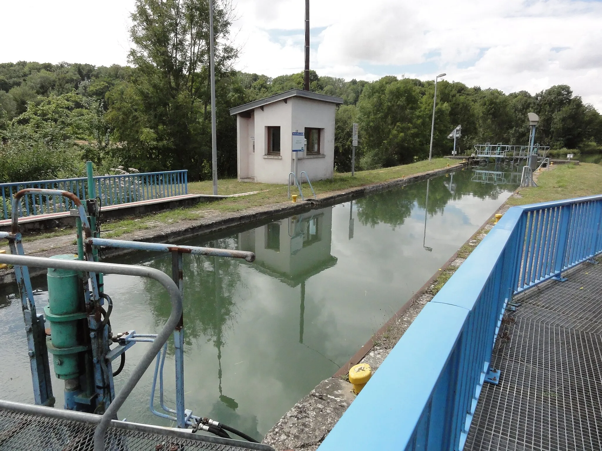 Photo showing: Menaucourt (Meuse) Canal de la Marne au Rhin, écluse 17 Menaucourt