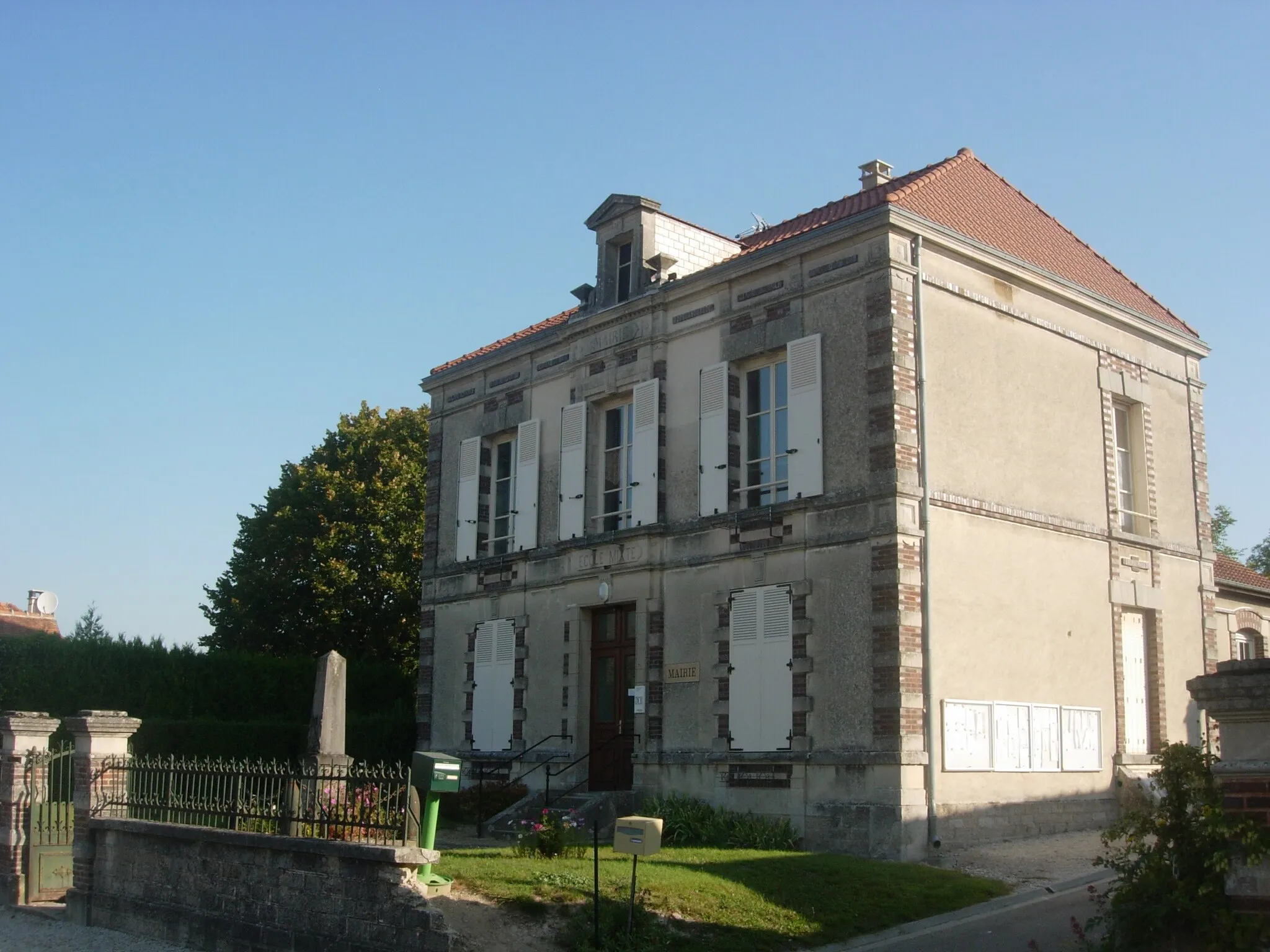 Photo showing: Mairie de Trouans