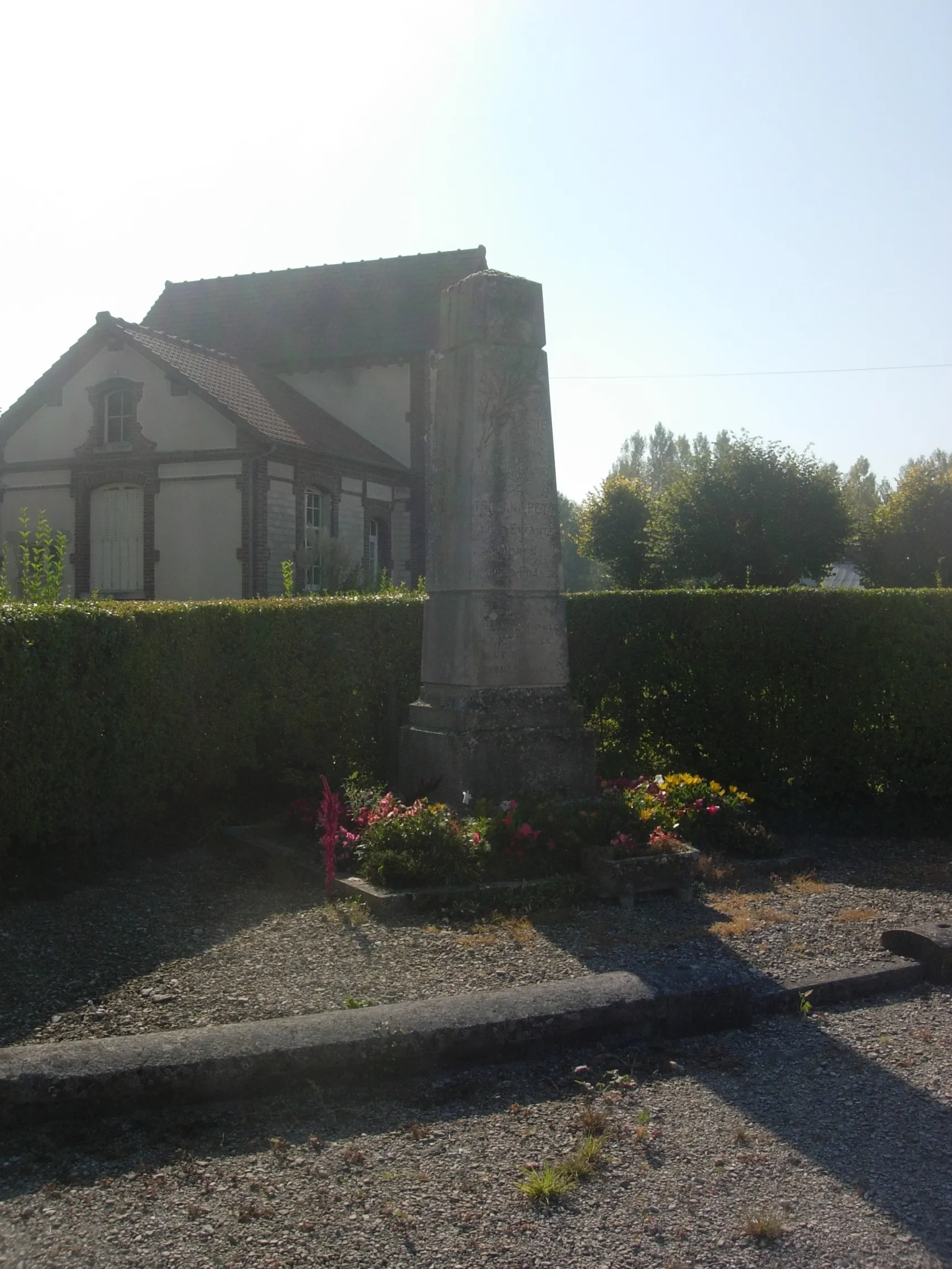 Photo showing: Monument aux morts de Trouan-le-Petit