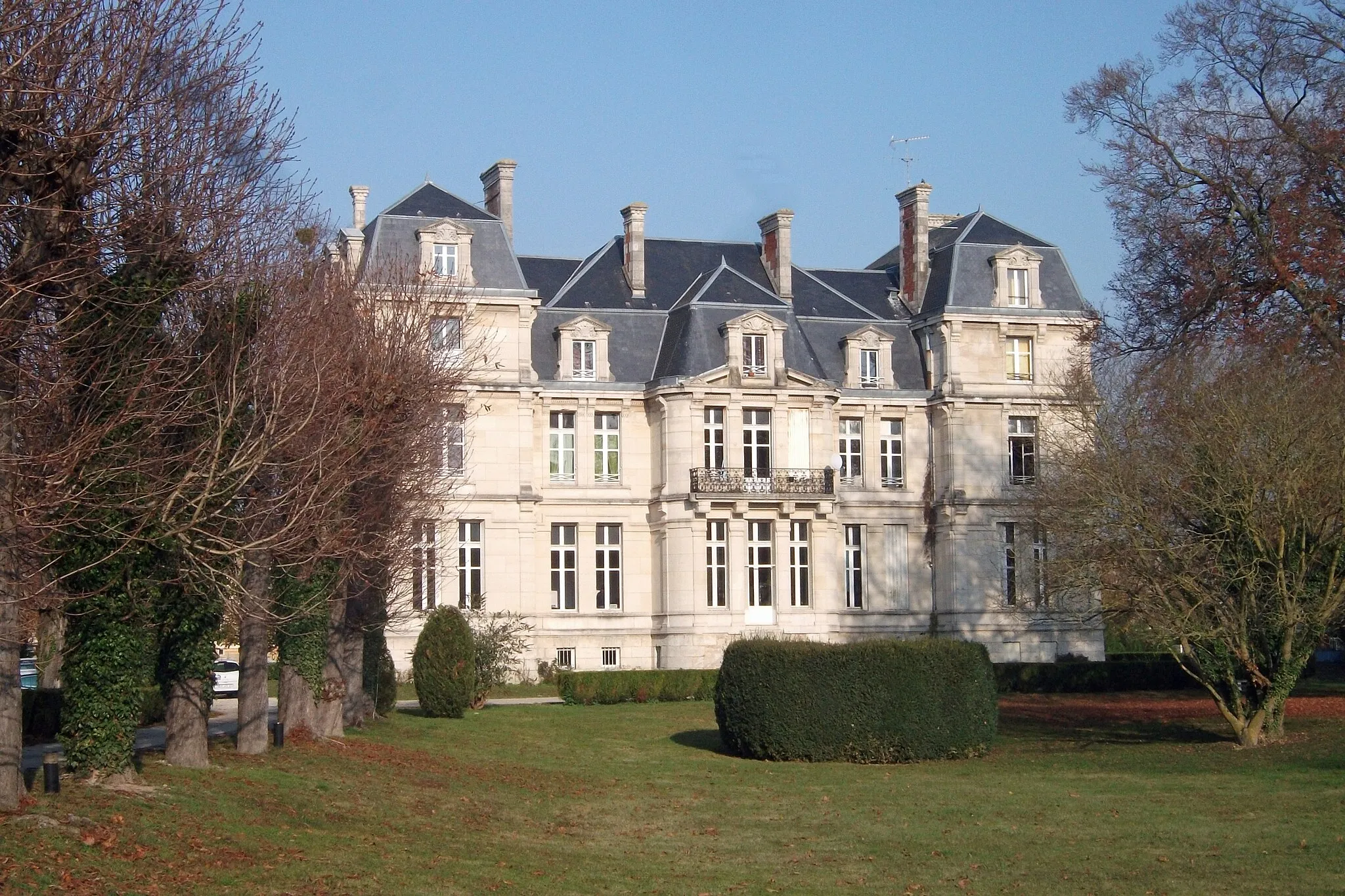 Photo showing: Vue depuis la rue de Paris du château Jacquesson.