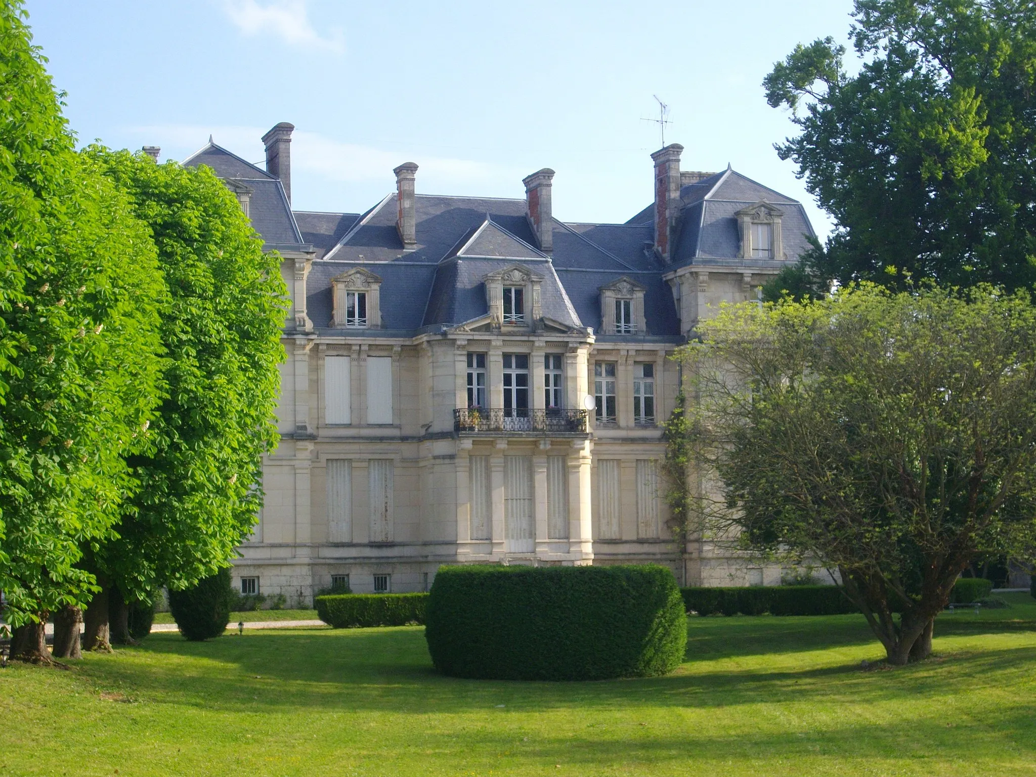 Photo showing: This building is indexed in the base Mérimée, a database of architectural heritage maintained by the French Ministry of Culture, under the reference PA00078611 .