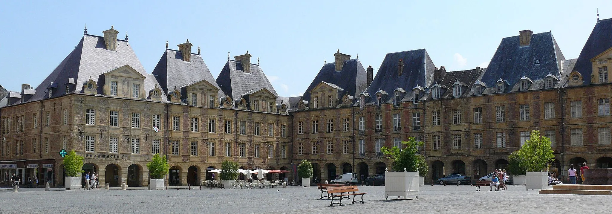 Photo showing: The Place ducale is the most important square of Charleville-Mezières. It was constructed in 1606 by Clément Métezeau.
Charleville Mezières is a French town in the département des Ardennes and the region Champagne-Ardenne.