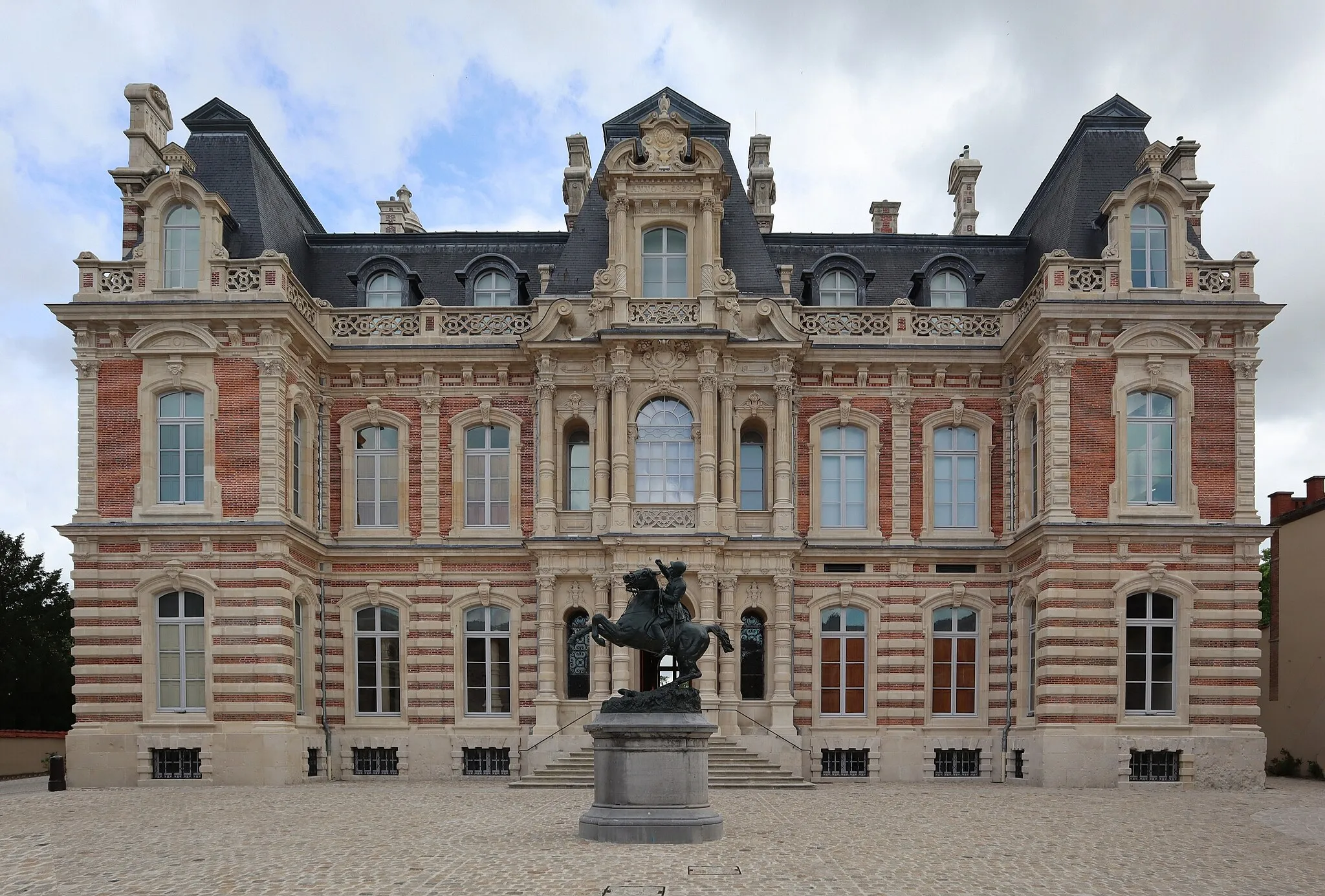 Photo showing: Perrier castle, Champagne avenue in Épernay (France)