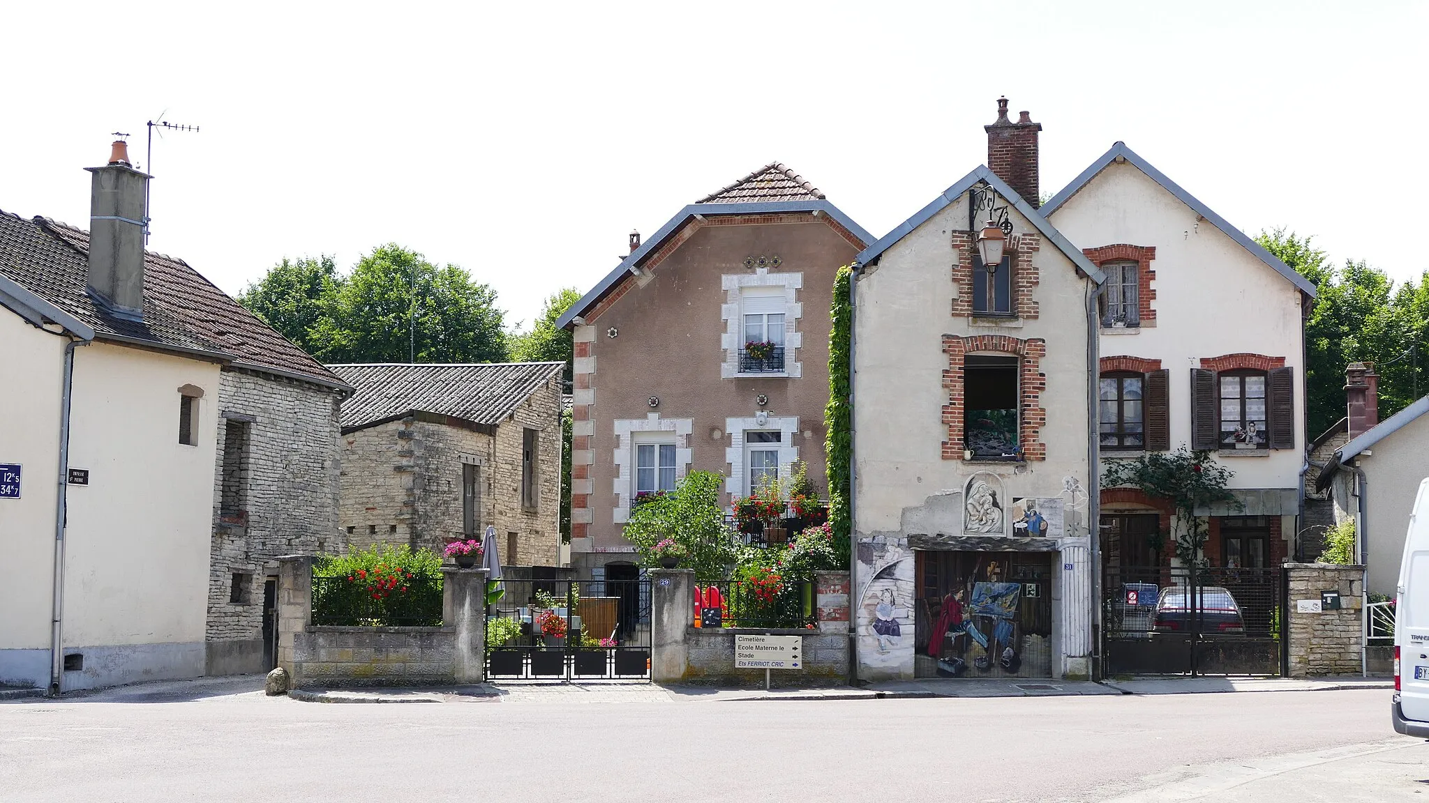 Photo showing: Village square in Mussy-sur-Seine (Aube, Champagne-Ardenne, France).