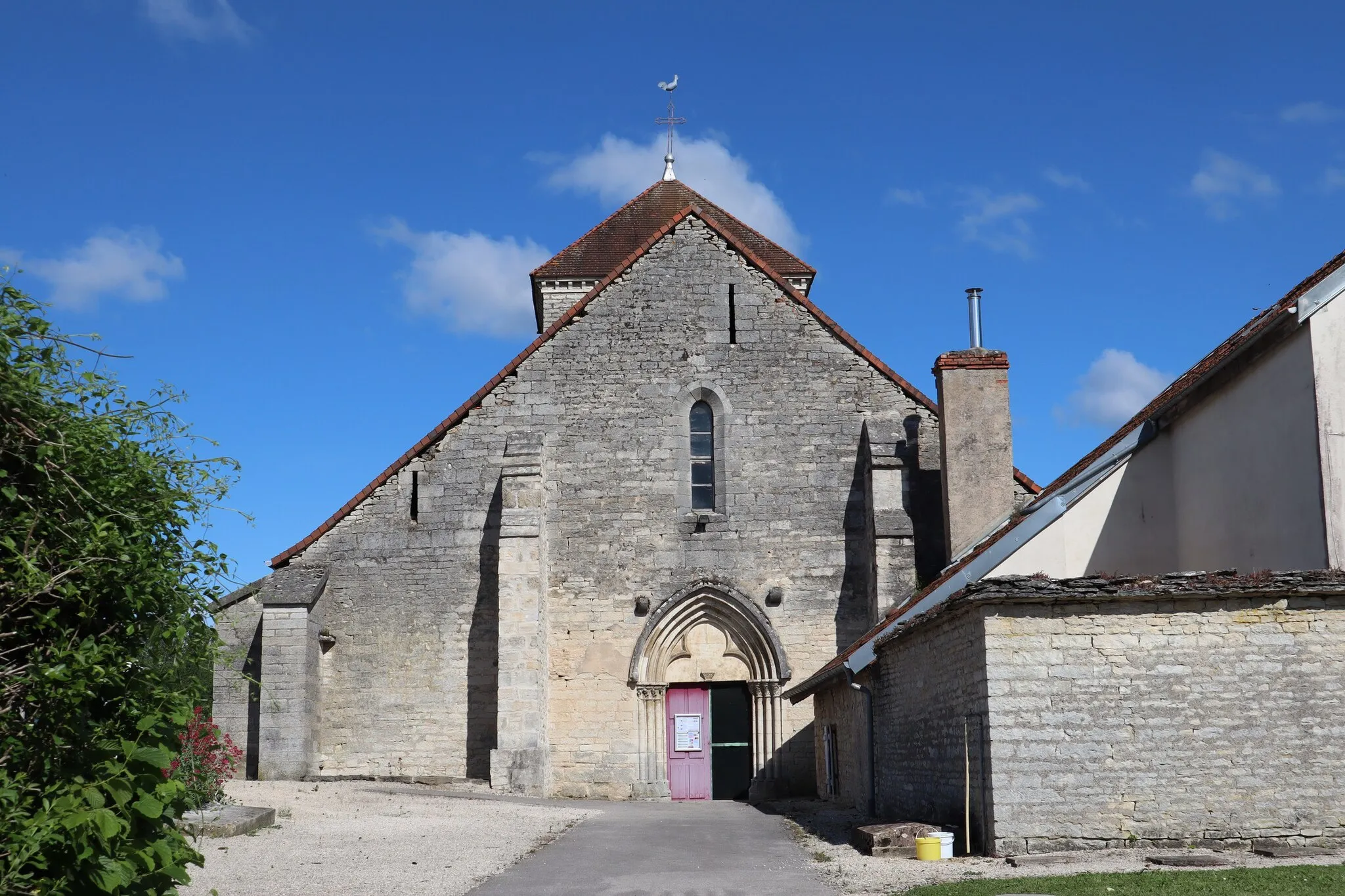 Photo showing: Façade occidentale de l'église Saint-Pierre de Dampierre-et-Flée (21).