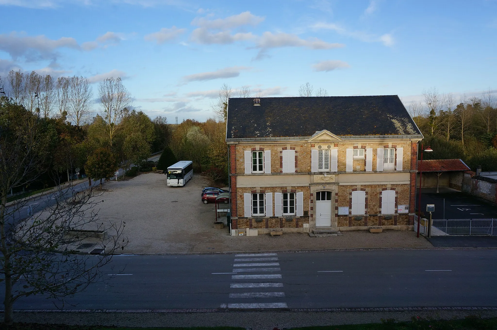 Photo showing: Dans la village.