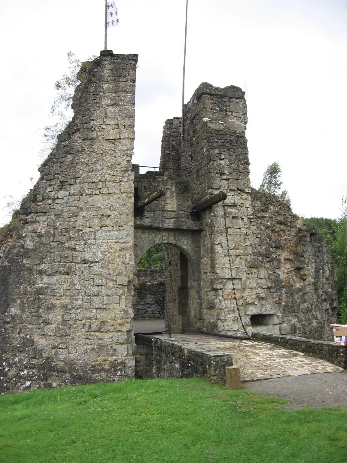 Photo showing: Entrée du Château de Montcornet (08).