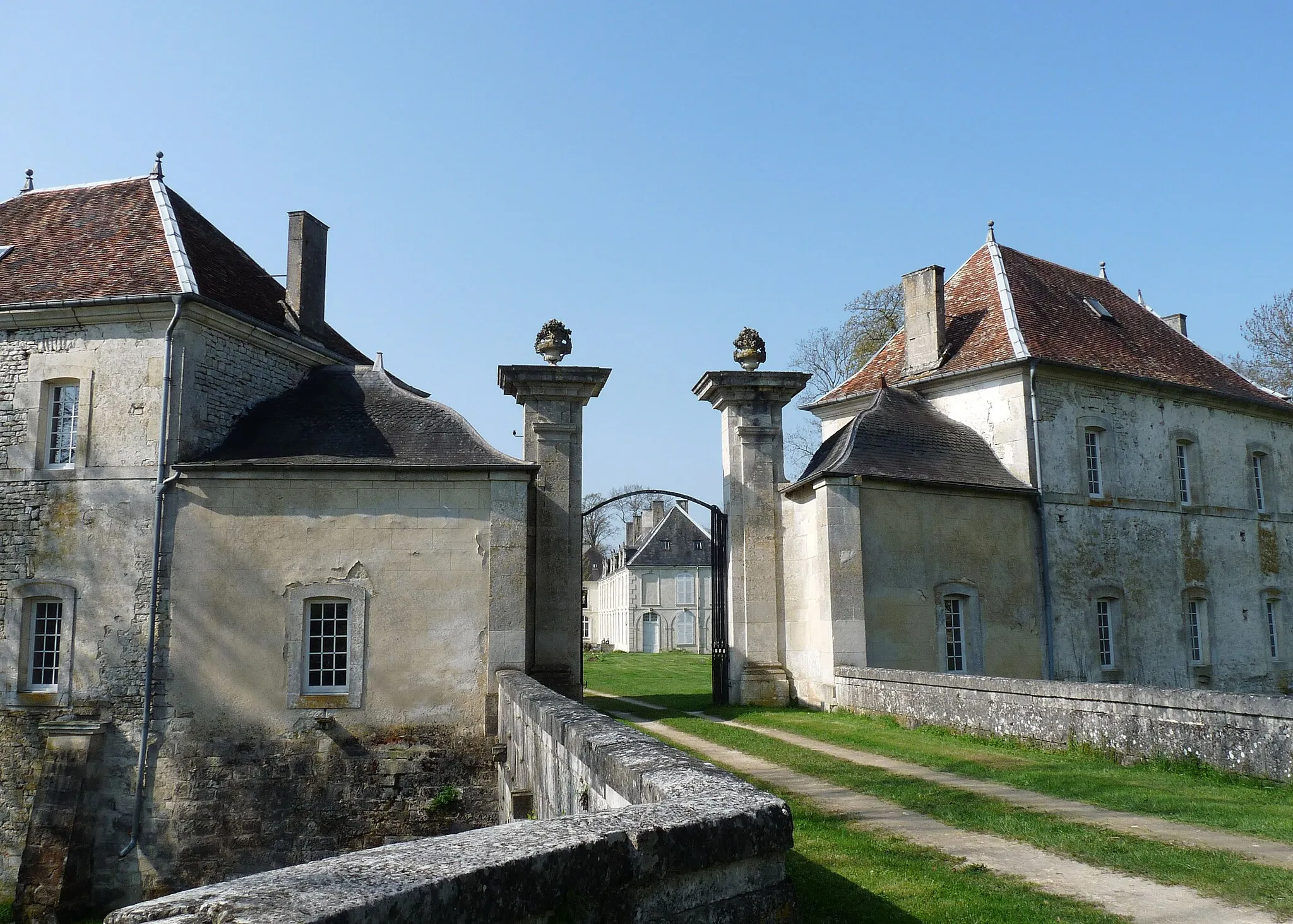 Photo showing: Entrée du château de Pimodan à Echenay (Haute-Marne)
