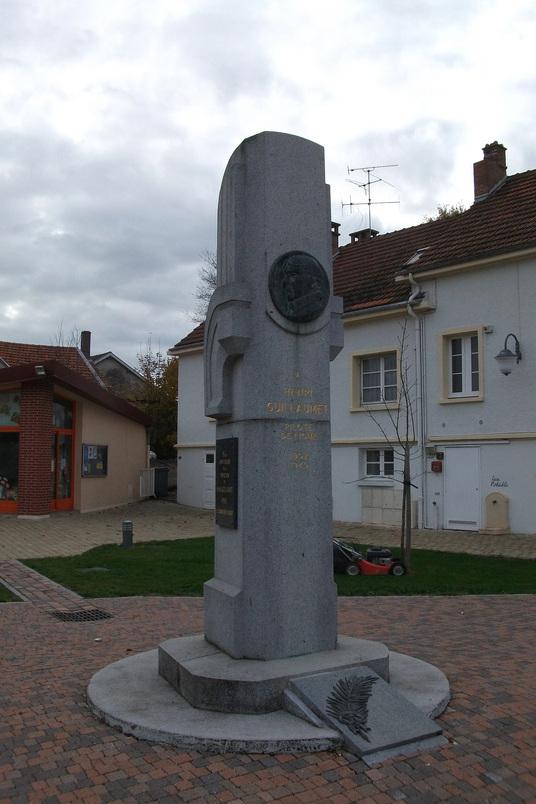 Photo showing: Bouy, sur la place du village, le monument à_Henri_Guillaumet.