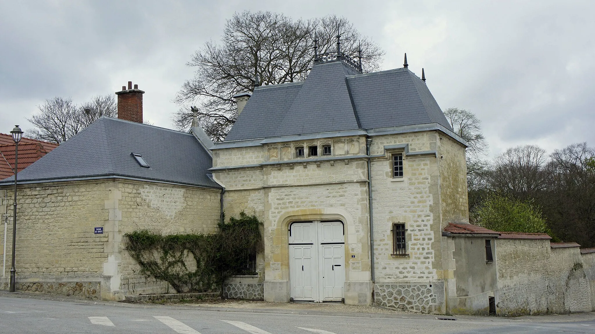 Photo showing: Entrée du château à Branscourt depuis la place centrale.