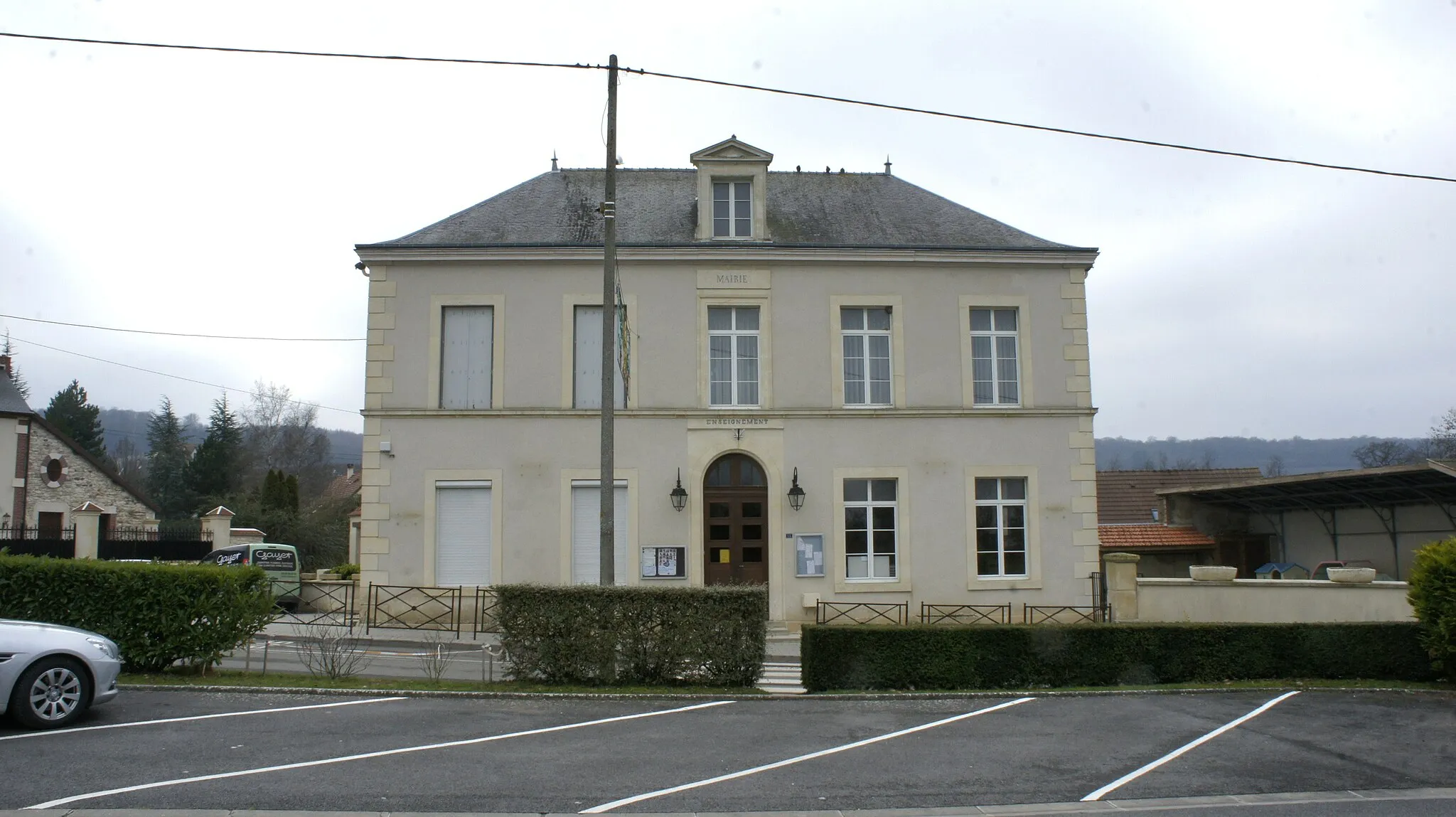 Photo showing: Une vue de la Mairie_de Sermiers .