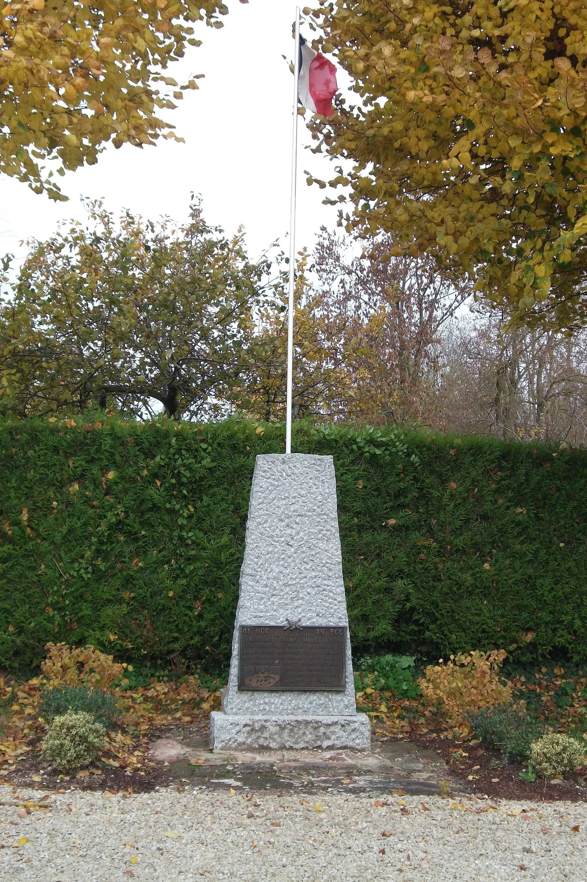 Photo showing: Monument en hommage aux combats du 12 juin 1940 du 41e et du 49e B.C.C de la 3e division cuirassée; il se trouve dans le village de Vadenay (Marne).