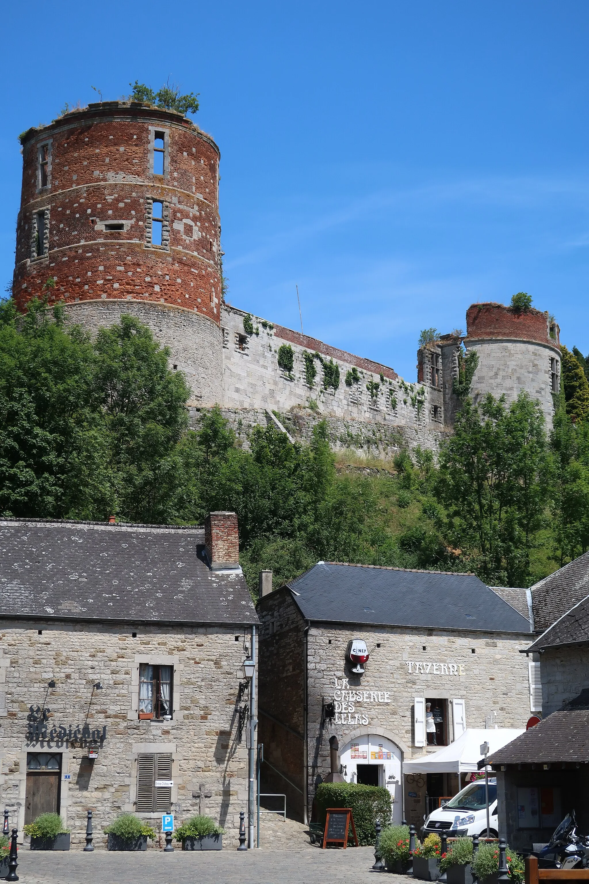 Photo showing: Hierges, château