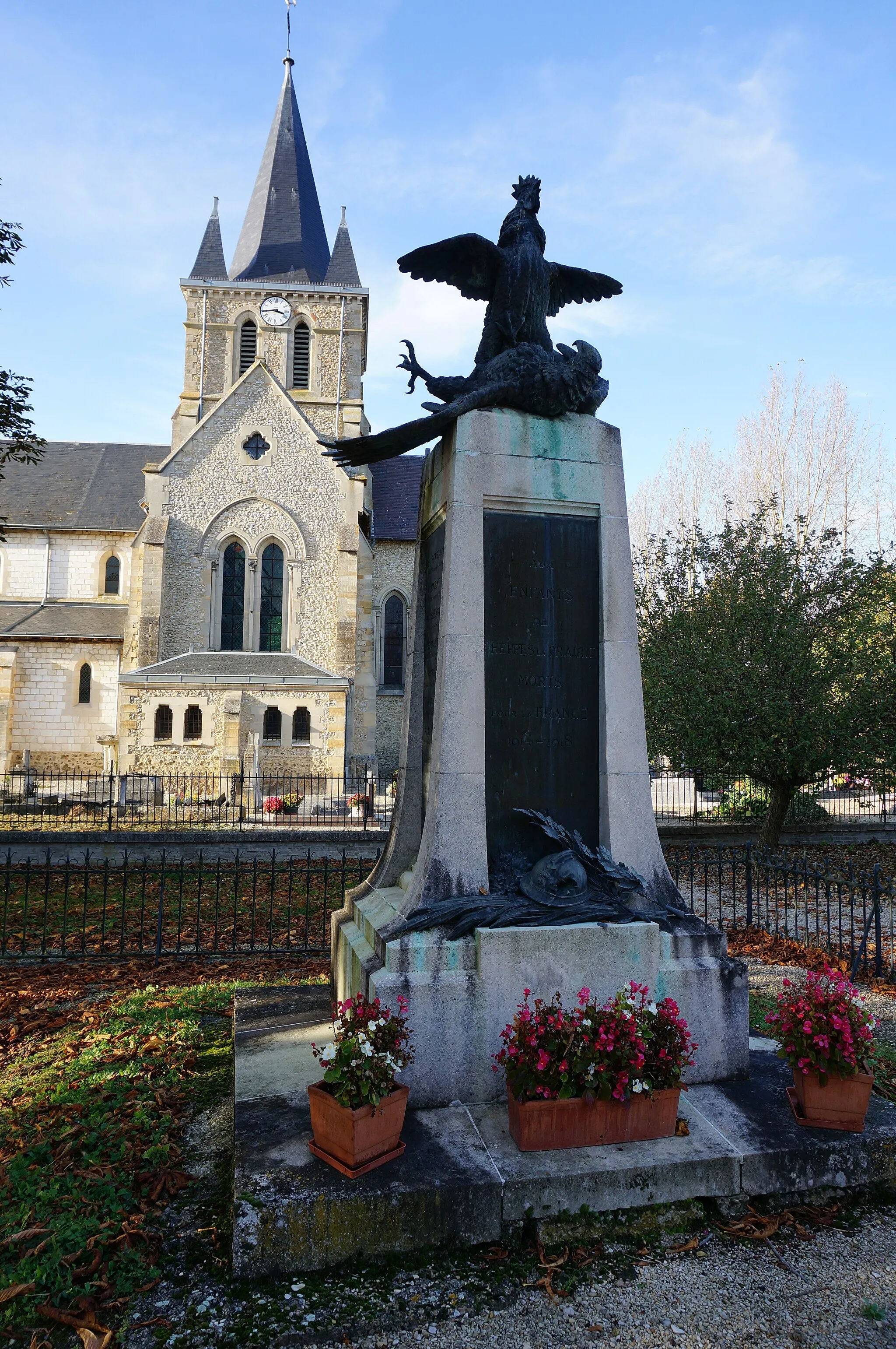 Photo showing: Vue del'église et du monument aux morts le Coq triomphant de l'Aigle . .