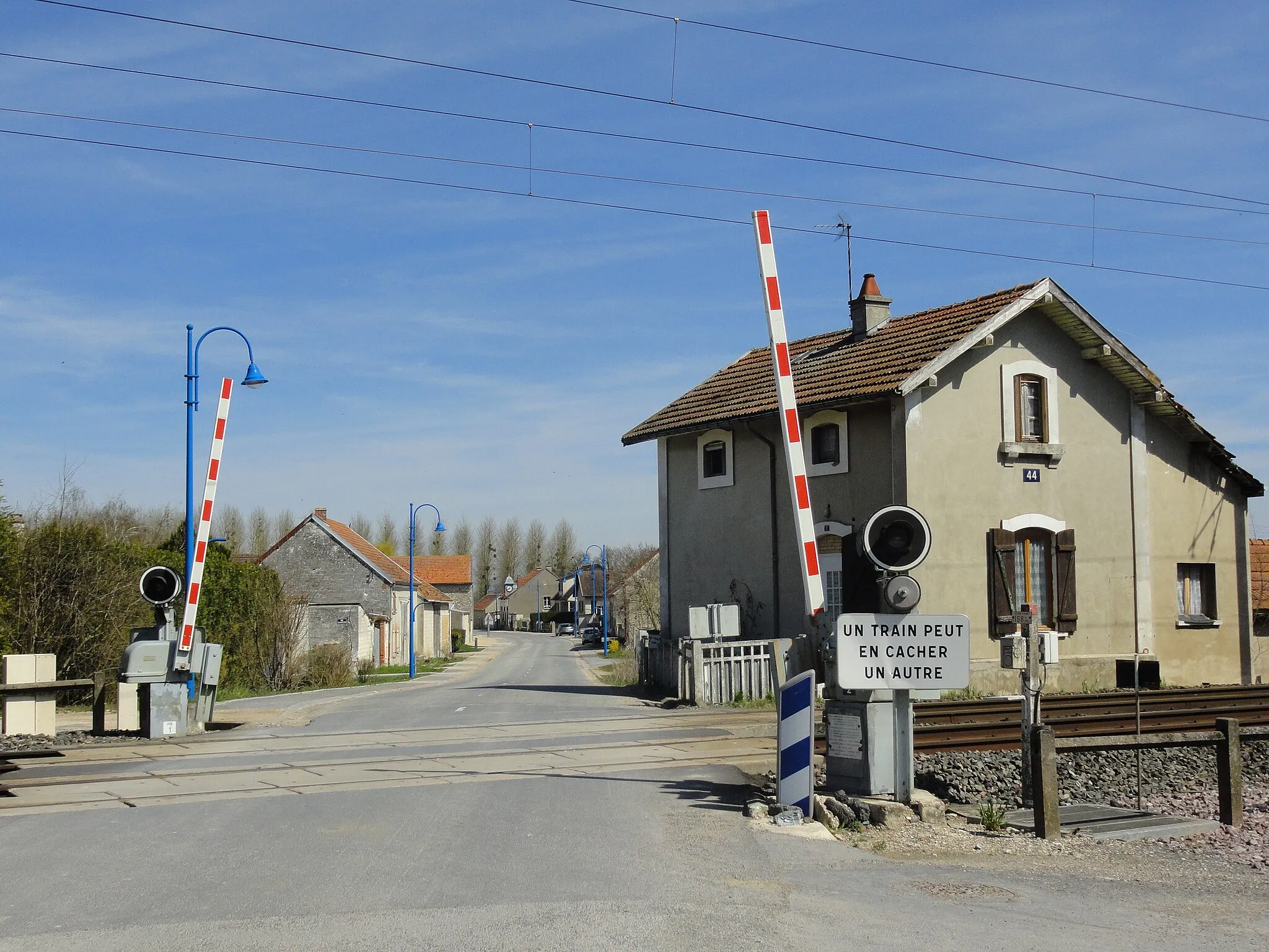 Photo showing: Entrée du village de Cherville, par le sud, et voie ferrée de Paris à Strasbourg.