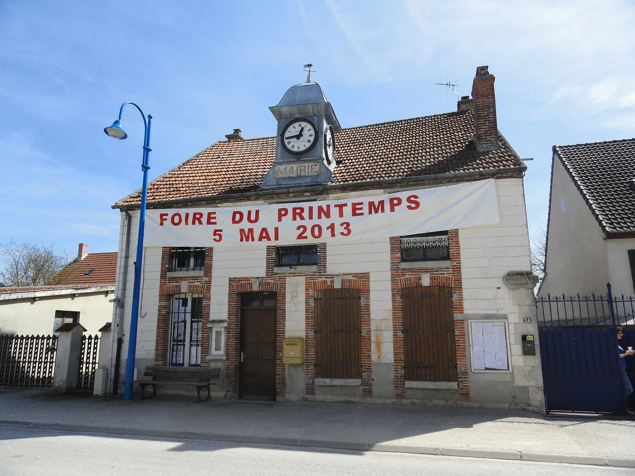 Photo showing: La mairie de Cherville, à la mi-avril 2013.