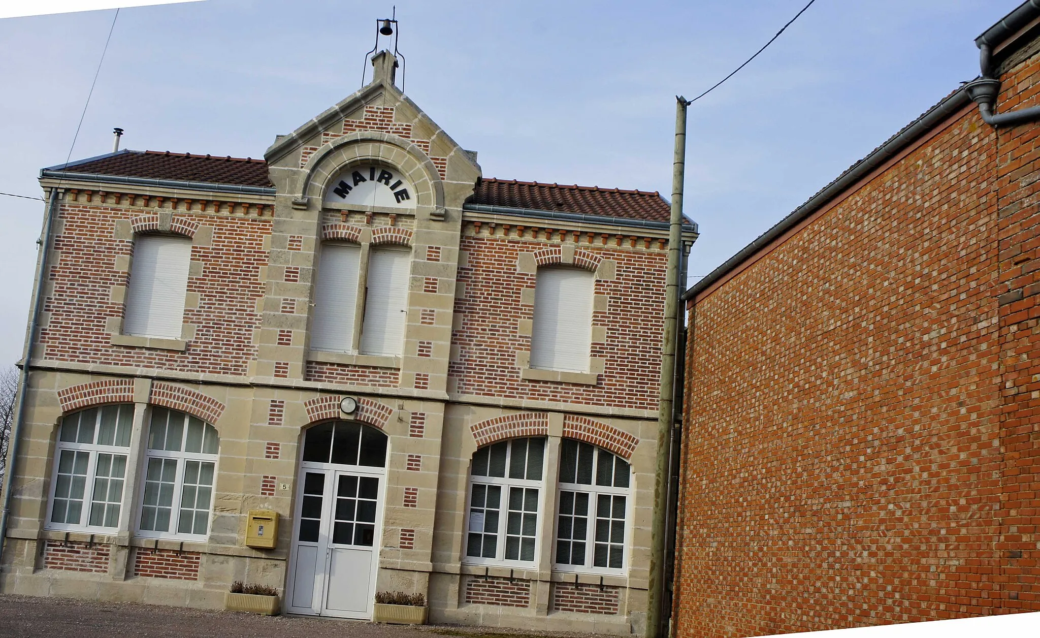 Photo showing: Dampierre le Château, vue de la Mairie.