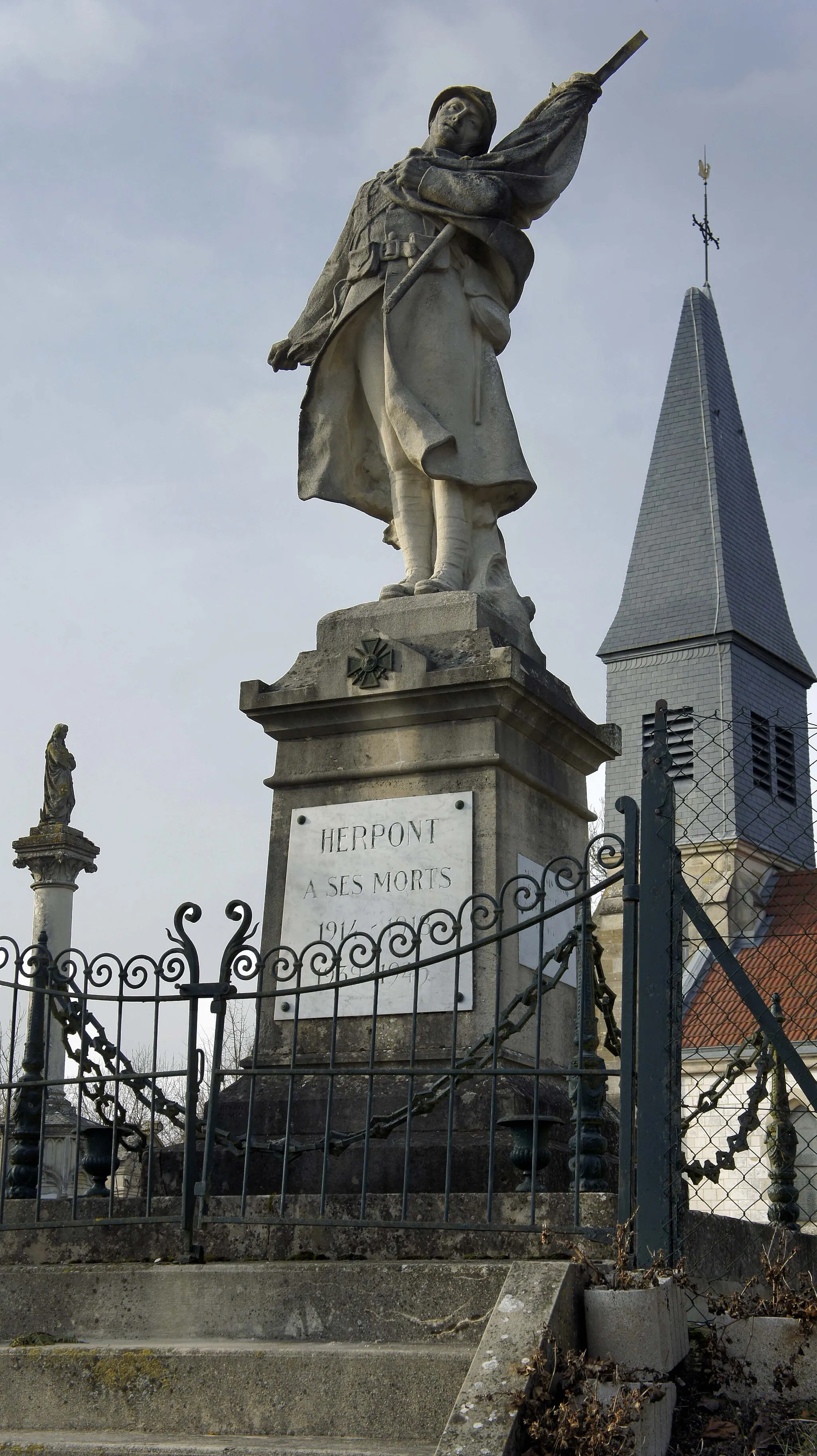 Photo showing: Herpont, vue du monument aux morts, de l'église et, dans le cimetière celui de la famille Flamant et Vincent.