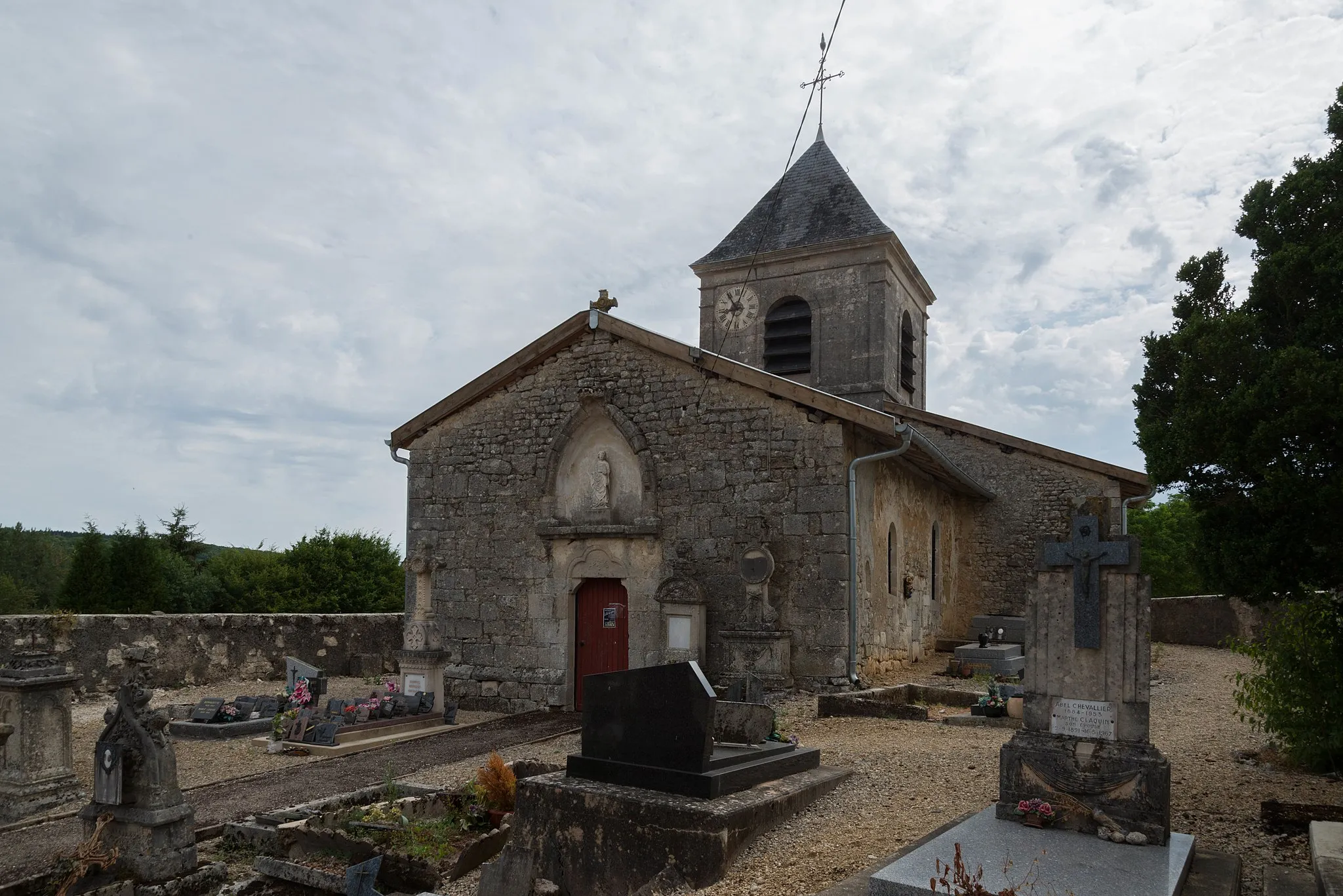 Photo showing: Lavincourt - Cimetière et église