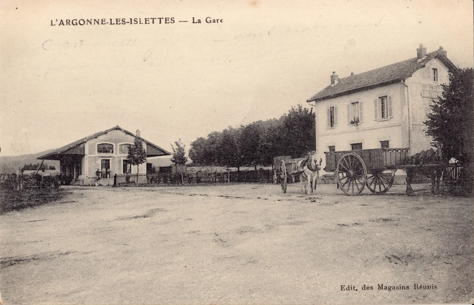 Photo showing: Carte postale ancienne éditée par les Magasins Réunis  : L'ARGONNE-LES-ISLETTES - La gare