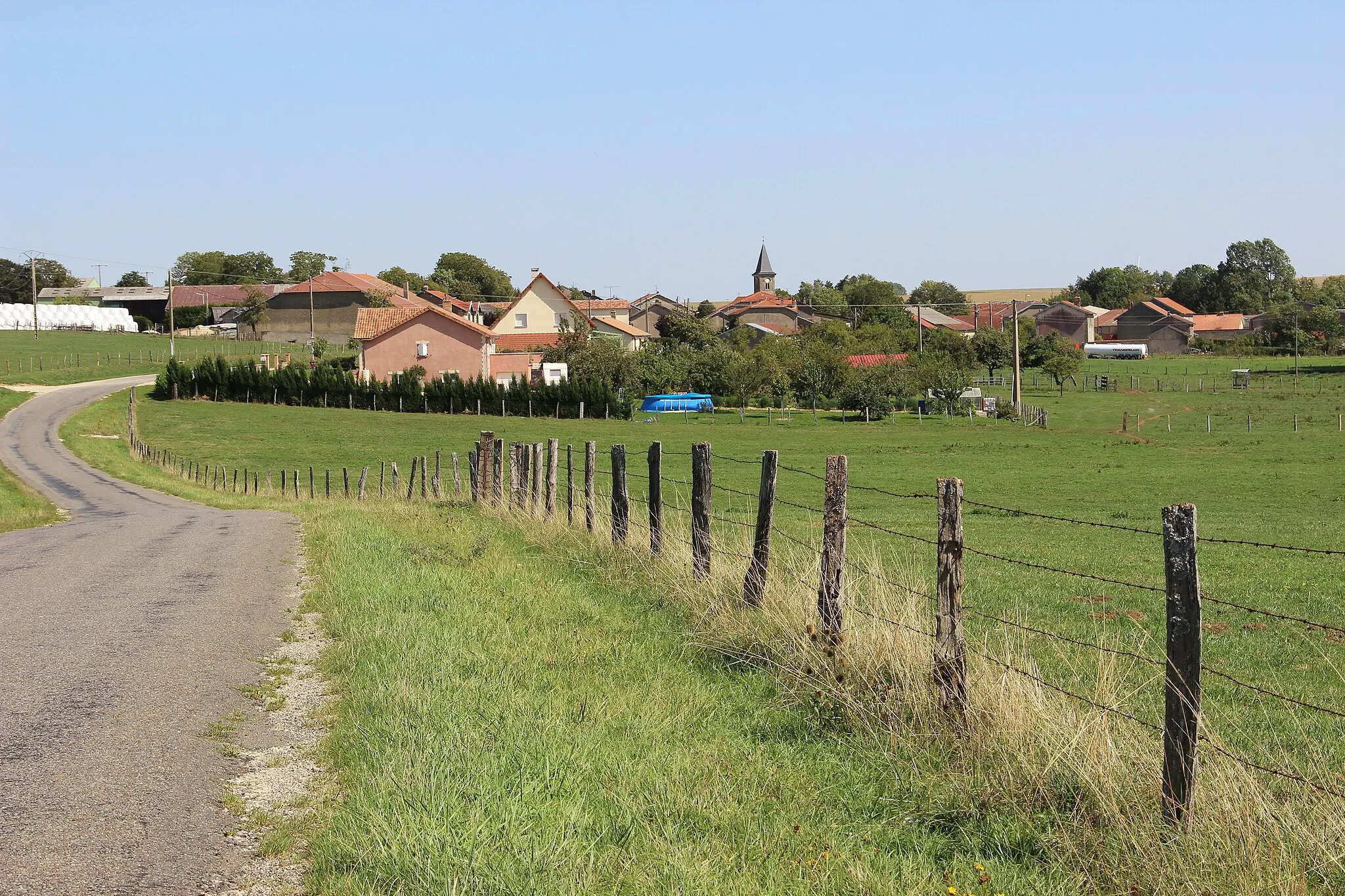 Photo showing: Aperçu du village de Pretz en arrivant de Vaubecourt