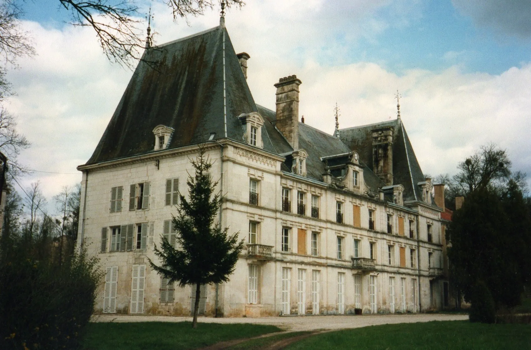 Photo showing: Château de Longuay construit sur un ancien bâtiment de l'abbaye
